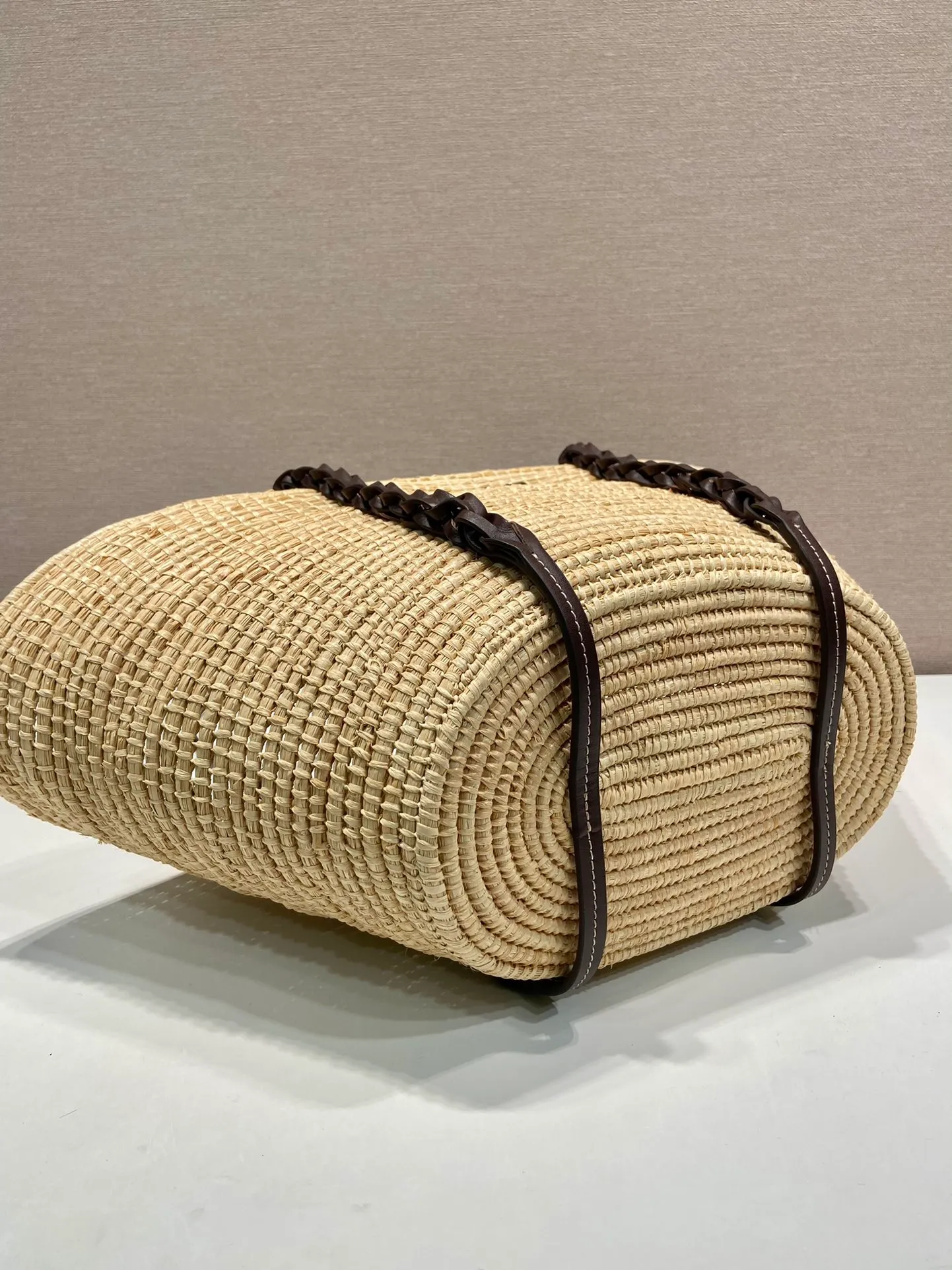 💰1860🎉Hot-selling vegetable basket🎉1BG312 has arrived🎉🎉 This vegetable basket is made of complex hand-woven and cowhide weaving. It can be carried on the shoulder and carried by hand. It has a large capacity and is a must-have in summer. The upper body effect is very nice👍👍Hurry up and get it🎉🎉 Bottom length 24 (bag opening 55) x height 24 x bottom 17cm🎉🎉🎉👏👏👏