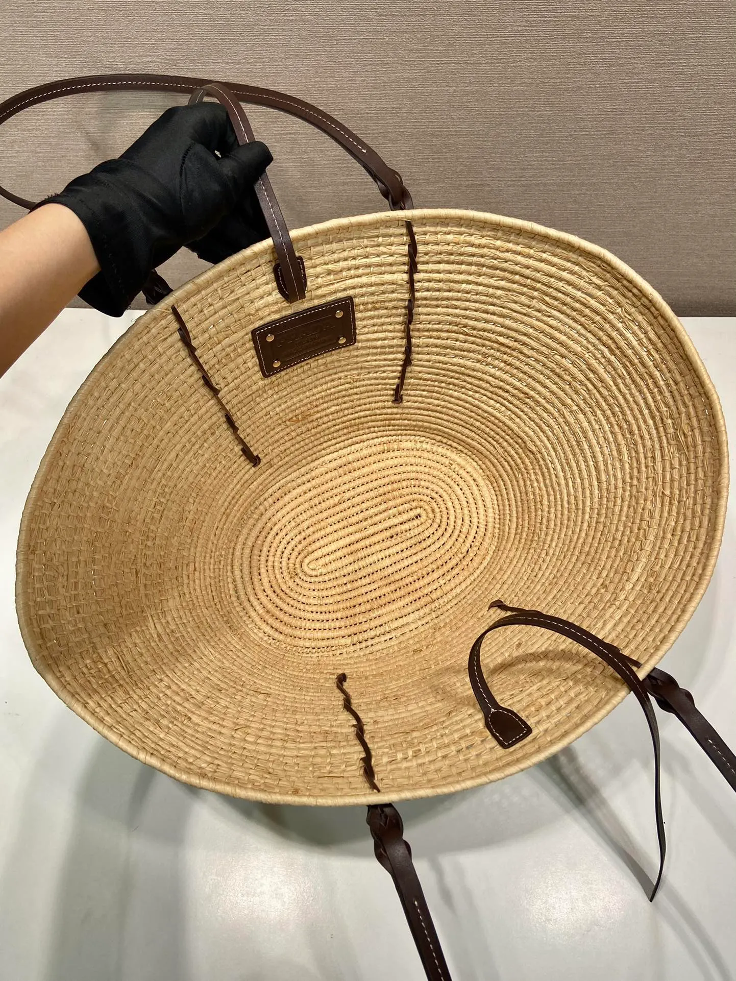 💰1860🎉Hot-selling vegetable basket🎉1BG312 has arrived🎉🎉 This vegetable basket is made of complex hand-woven and cowhide weaving. It can be carried on the shoulder and carried by hand. It has a large capacity and is a must-have in summer. The upper body effect is very nice👍👍Hurry up and get it🎉🎉 Bottom length 24 (bag opening 55) x height 24 x bottom 17cm🎉🎉🎉👏👏👏