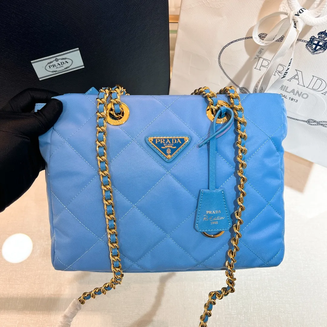 💰1120✨New product launch✨Middle-hand series chain shoulder bag/tramp bag Re-Edition19951BG468 The most fashionable retro bag type in the middle-hand series. The gold size is 25cm, suitable for fairies of all heights. It is super versatile and good-looking. Fashionable people must buy it! It is not only practical, lightweight, but also good-looking. It has a super large capacity. The triangle brand logo + waterproof parachute nylon. The rhombus pattern adds a high level of luxury. It is paired with a black gold chain and mixed leather shoulder strap. It is versatile and exquisite, and it is ok for daily commuting, travel and vacation. It is simply great👏... Size: 25*19*7cm, light purple blue