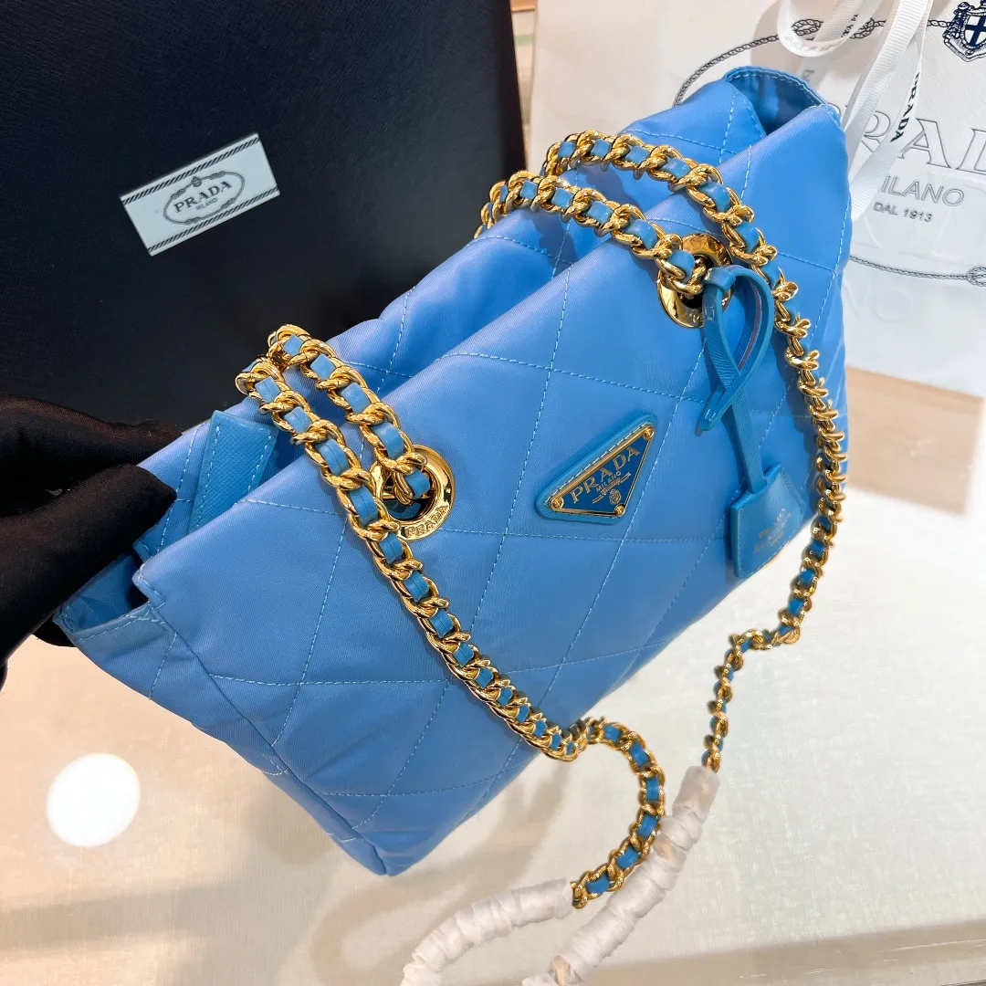💰1120✨New product launch✨Middle-hand series chain shoulder bag/tramp bag Re-Edition19951BG468 The most fashionable retro bag type in the middle-hand series. The gold size is 25cm, suitable for fairies of all heights. It is super versatile and good-looking. Fashionable people must buy it! It is not only practical, lightweight, but also good-looking. It has a super large capacity. The triangle brand logo + waterproof parachute nylon. The rhombus pattern adds a high level of luxury. It is paired with a black gold chain and mixed leather shoulder strap. It is versatile and exquisite, and it is ok for daily commuting, travel and vacation. It is simply great👏... Size: 25*19*7cm, light purple blue