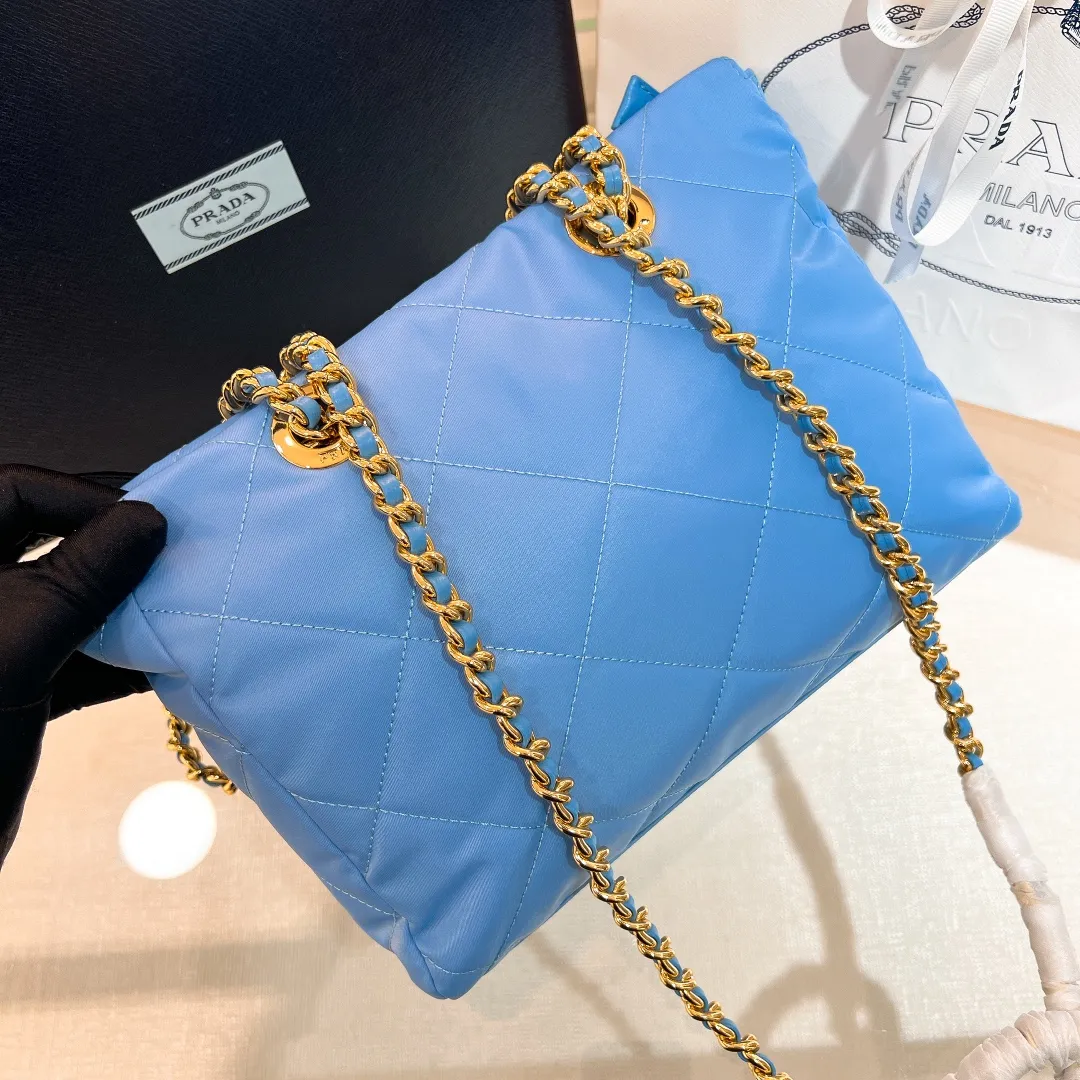 💰1120✨New product launch✨Middle-hand series chain shoulder bag/tramp bag Re-Edition19951BG468 The most fashionable retro bag type in the middle-hand series. The gold size is 25cm, suitable for fairies of all heights. It is super versatile and good-looking. Fashionable people must buy it! It is not only practical, lightweight, but also good-looking. It has a super large capacity. The triangle brand logo + waterproof parachute nylon. The rhombus pattern adds a high level of luxury. It is paired with a black gold chain and mixed leather shoulder strap. It is versatile and exquisite, and it is ok for daily commuting, travel and vacation. It is simply great👏... Size: 25*19*7cm, light purple blue