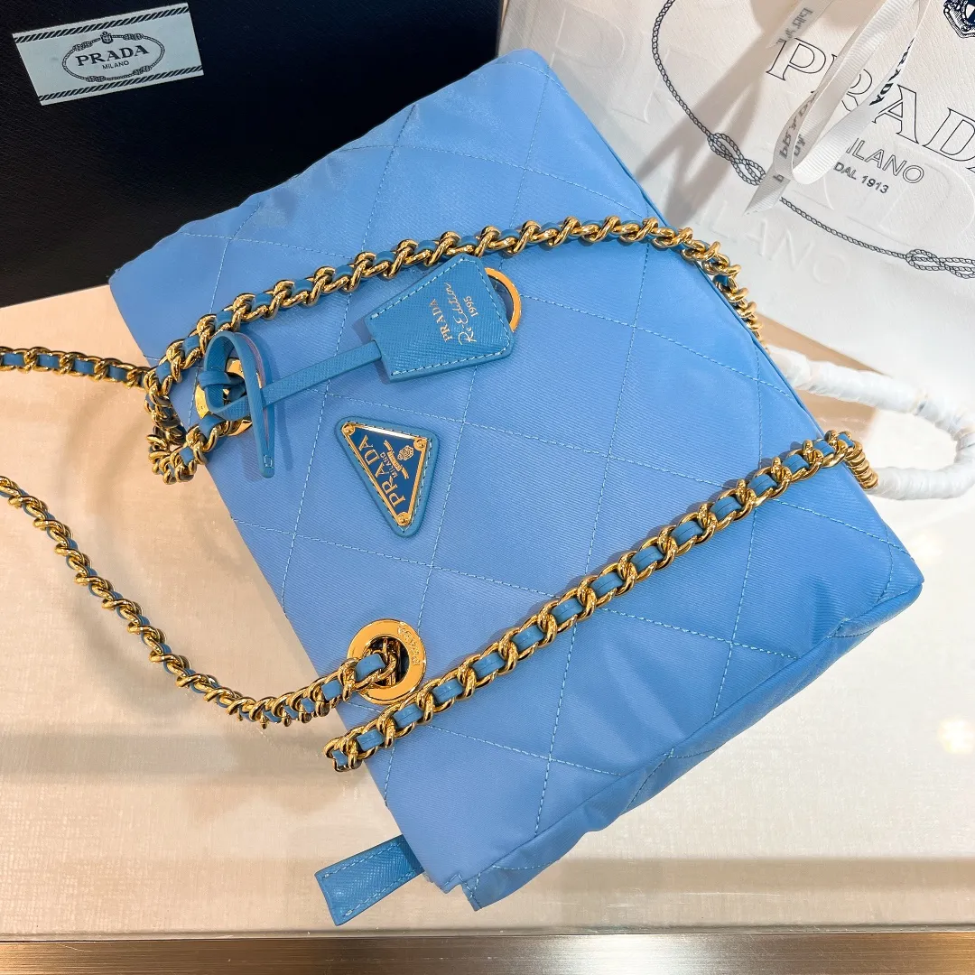 💰1120✨New product launch✨Middle-hand series chain shoulder bag/tramp bag Re-Edition19951BG468 The most fashionable retro bag type in the middle-hand series. The gold size is 25cm, suitable for fairies of all heights. It is super versatile and good-looking. Fashionable people must buy it! It is not only practical, lightweight, but also good-looking. It has a super large capacity. The triangle brand logo + waterproof parachute nylon. The rhombus pattern adds a high level of luxury. It is paired with a black gold chain and mixed leather shoulder strap. It is versatile and exquisite, and it is ok for daily commuting, travel and vacation. It is simply great👏... Size: 25*19*7cm, light purple blue