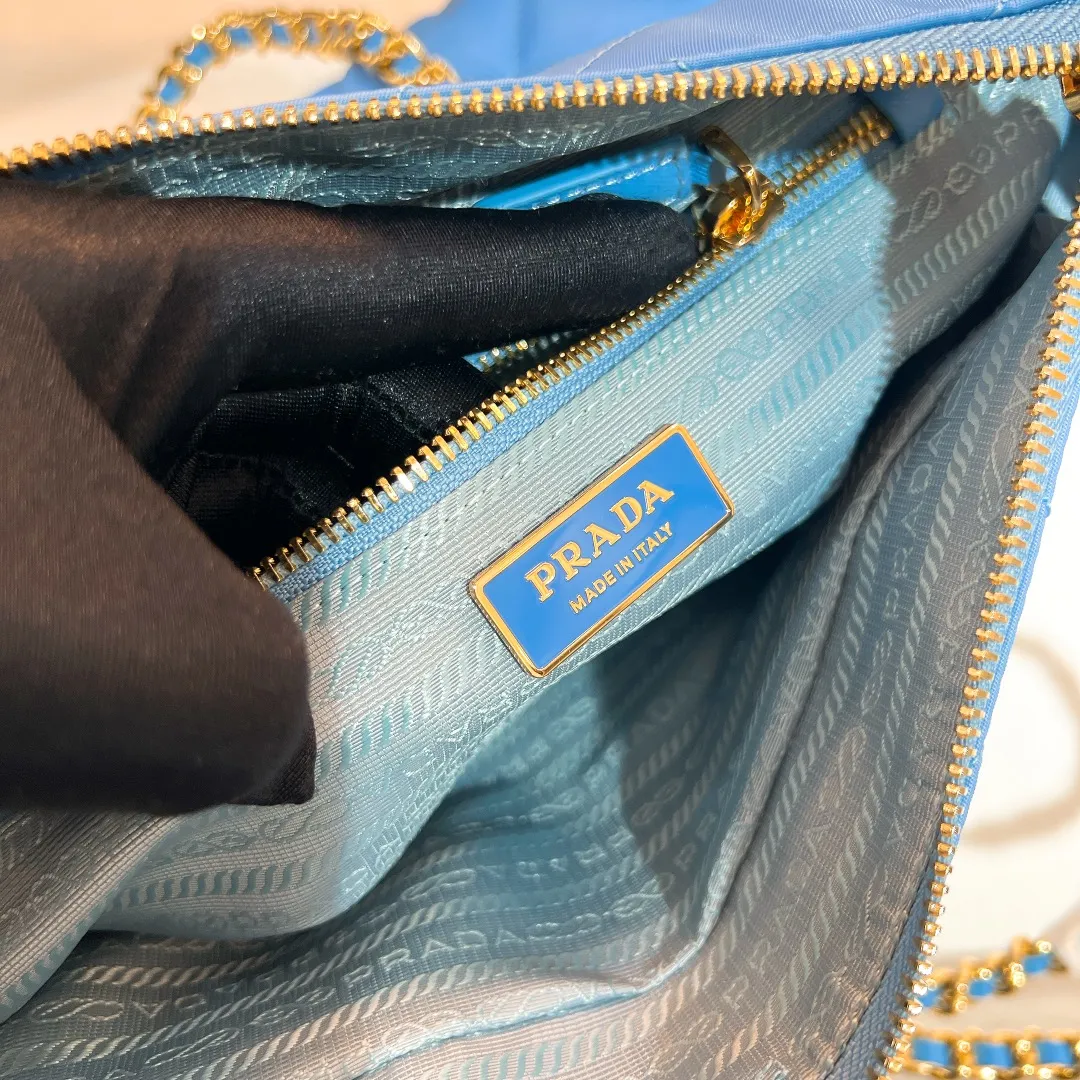 💰1120✨New product launch✨Middle-hand series chain shoulder bag/tramp bag Re-Edition19951BG468 The most fashionable retro bag type in the middle-hand series. The gold size is 25cm, suitable for fairies of all heights. It is super versatile and good-looking. Fashionable people must buy it! It is not only practical, lightweight, but also good-looking. It has a super large capacity. The triangle brand logo + waterproof parachute nylon. The rhombus pattern adds a high level of luxury. It is paired with a black gold chain and mixed leather shoulder strap. It is versatile and exquisite, and it is ok for daily commuting, travel and vacation. It is simply great👏... Size: 25*19*7cm, light purple blue