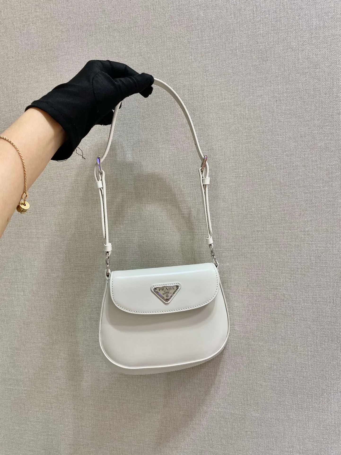 💰1120🎉mini🎉1BH188🎉🎉 Cleo series handbags reinterpret the brand’s iconic archive design and witness the fusion of classicism and futurism. This curved mini shoulder bag has simple and stylish lines, and the unique slanted bottom and sides give the bag a refined style. The handle is equipped with an extension strap, which can be carried by hand or worn cross-body. Lightweight and fashionable🎉🎉, get it now🎉🎉 Length 17x Height 14.5x Bottom 7cm