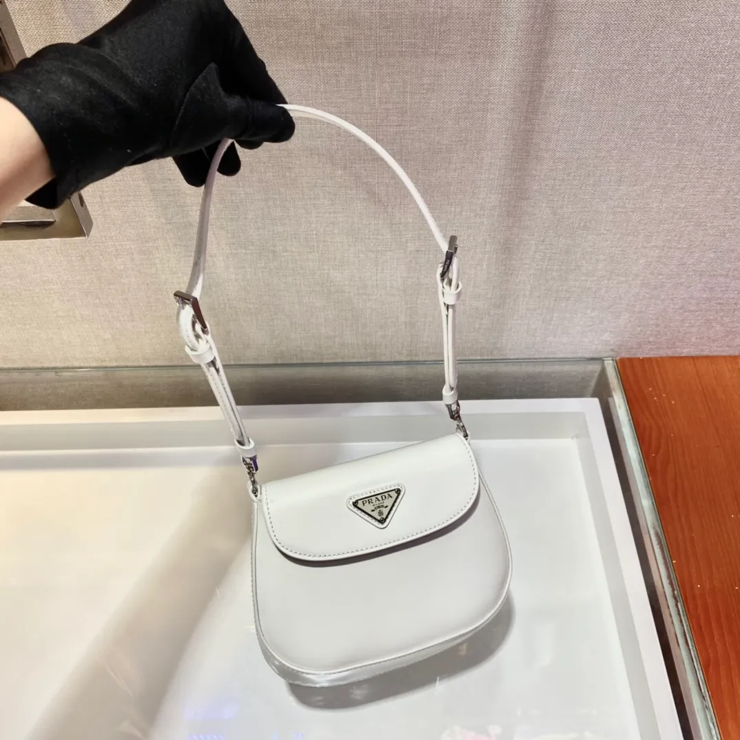 💰1120🎉mini🎉1BH188🎉🎉 Cleo series handbags reinterpret the brand’s iconic archive design and witness the fusion of classicism and futurism. This curved mini shoulder bag has simple and stylish lines, and the unique slanted bottom and sides give the bag a refined style. The handle is equipped with an extension strap, which can be carried by hand or worn cross-body. Lightweight and fashionable🎉🎉, get it now🎉🎉 Length 17x Height 14.5x Bottom 7cm