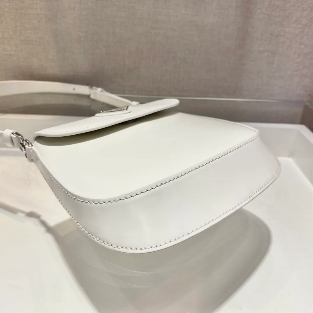 💰1120🎉mini🎉1BH188🎉🎉 Cleo series handbags reinterpret the brand’s iconic archive design and witness the fusion of classicism and futurism. This curved mini shoulder bag has simple and stylish lines, and the unique slanted bottom and sides give the bag a refined style. The handle is equipped with an extension strap, which can be carried by hand or worn cross-body. Lightweight and fashionable🎉🎉, get it now🎉🎉 Length 17x Height 14.5x Bottom 7cm