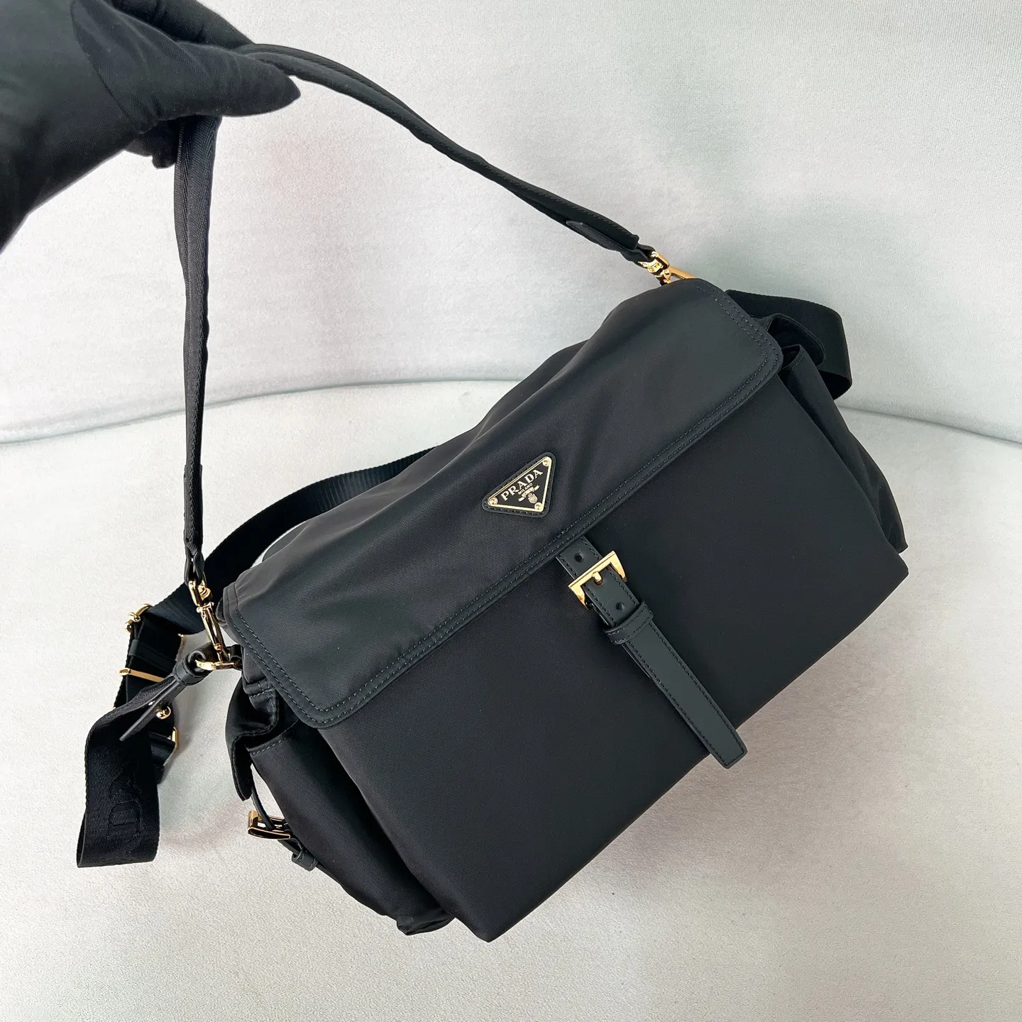 💰1320✨New product launch✨2025 new unisex Explore messenger bag large size 1BD394, super versatile and good-looking, fashionable people must buy it! Not only practical, lightweight but also good-looking, with super large capacity. Triangle signature + waterproof parachute nylon. Lightweight and practical design combines sports and versatile elements. Equipped with two detachable and adjustable webbing straps. The fluffy and soft shape goes well with clothes. The multi-pocket design meets the functional needs of traveling and commuting. It is simply great👏... Unisex style for both men and women🉑️ Size: 37.5*19*12cm Black