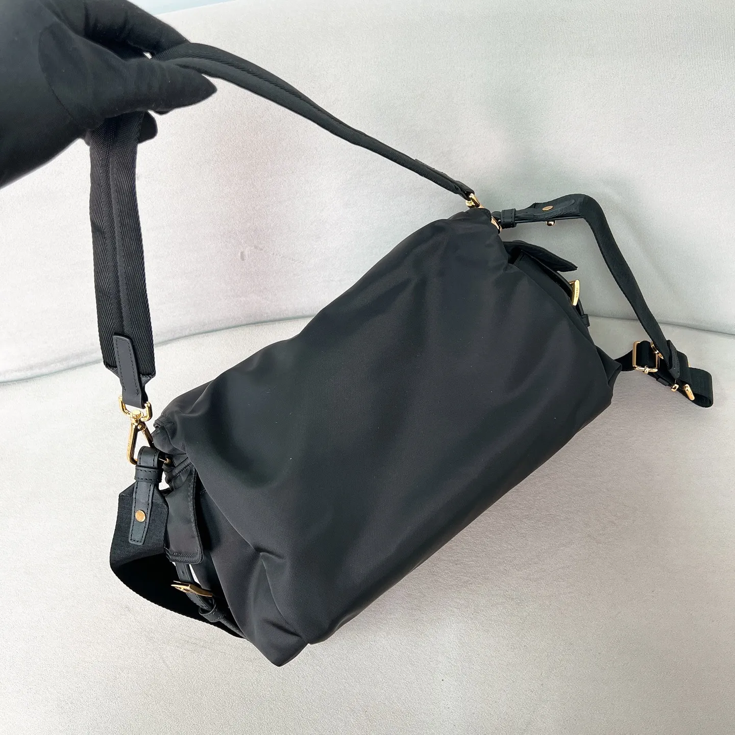 💰1320✨New product launch✨2025 new unisex Explore messenger bag large size 1BD394, super versatile and good-looking, fashionable people must buy it! Not only practical, lightweight but also good-looking, with super large capacity. Triangle signature + waterproof parachute nylon. Lightweight and practical design combines sports and versatile elements. Equipped with two detachable and adjustable webbing straps. The fluffy and soft shape goes well with clothes. The multi-pocket design meets the functional needs of traveling and commuting. It is simply great👏... Unisex style for both men and women🉑️ Size: 37.5*19*12cm Black