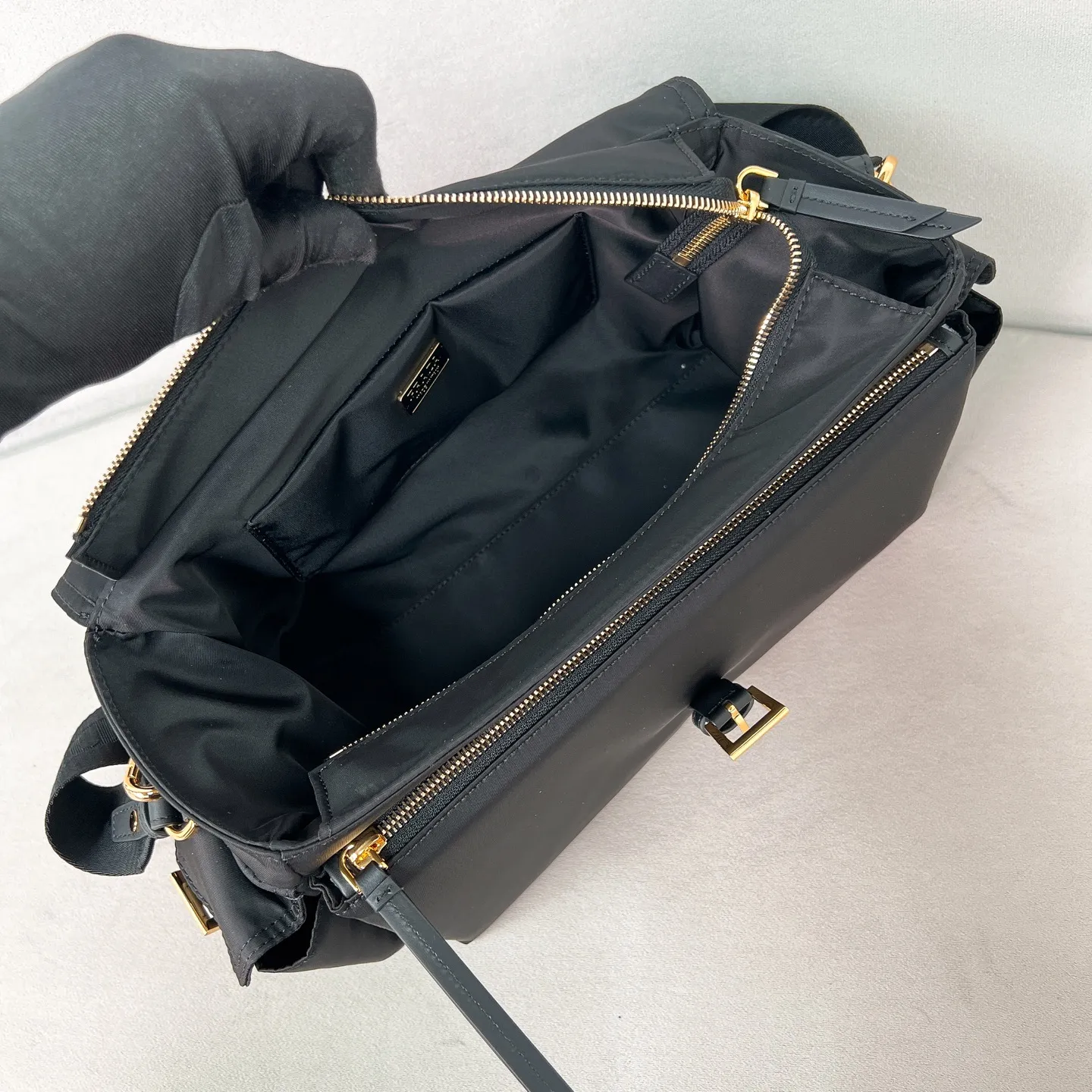 💰1320✨New product launch✨2025 new unisex Explore messenger bag large size 1BD394, super versatile and good-looking, fashionable people must buy it! Not only practical, lightweight but also good-looking, with super large capacity. Triangle signature + waterproof parachute nylon. Lightweight and practical design combines sports and versatile elements. Equipped with two detachable and adjustable webbing straps. The fluffy and soft shape goes well with clothes. The multi-pocket design meets the functional needs of traveling and commuting. It is simply great👏... Unisex style for both men and women🉑️ Size: 37.5*19*12cm Black