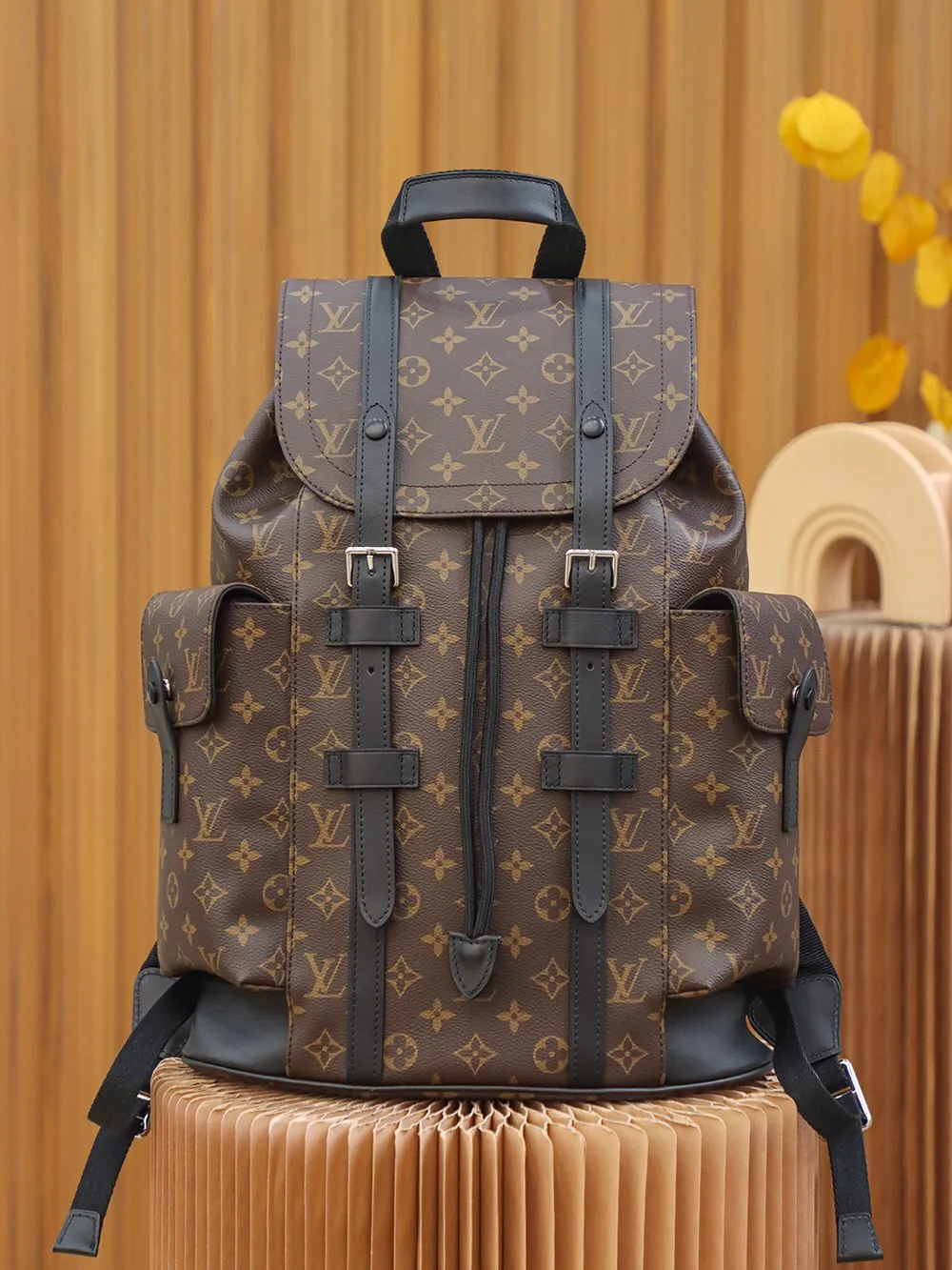 P¥960👉nfc dynamic chip version👈 [Top original order All steel hardware]𝐂𝐇𝐑𝐈𝐒𝐓𝐎𝐏𝐇𝐄𝐑 Backpack N43735 Presbyopia French original leather🇫🇷Pure steel hardware Size: 38*44*12.5cm A unisex backpack, a daily bag that is very suitable for outdoor use. Its attractive design style is quite tasteful and can easily meet the daily travel capacity. It can hold laptops, books, documents, etc., and the flap closure snaps and drawstrings are more layered and retro. It is an almost versatile bag shape! This model has a high utilization rate and is a must-have for daily commuting and traveling. It doesn’t matter how tall you are.