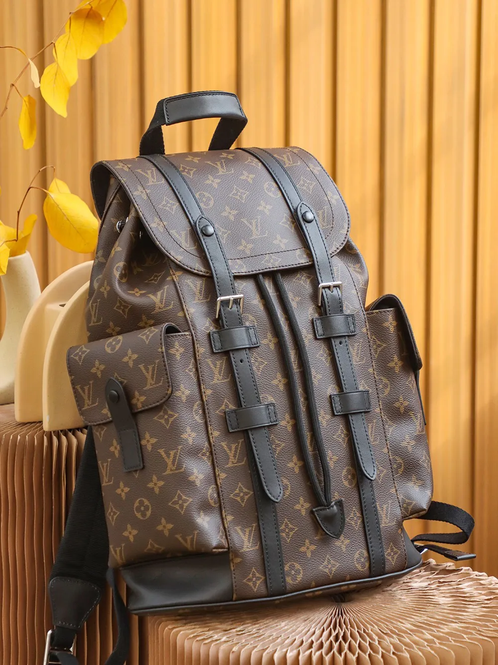 P¥960👉nfc dynamic chip version👈 [Top original order All steel hardware]𝐂𝐇𝐑𝐈𝐒𝐓𝐎𝐏𝐇𝐄𝐑 Backpack N43735 Presbyopia French original leather🇫🇷Pure steel hardware Size: 38*44*12.5cm A unisex backpack, a daily bag that is very suitable for outdoor use. Its attractive design style is quite tasteful and can easily meet the daily travel capacity. It can hold laptops, books, documents, etc., and the flap closure snaps and drawstrings are more layered and retro. It is an almost versatile bag shape! This model has a high utilization rate and is a must-have for daily commuting and traveling. It doesn’t matter how tall you are.