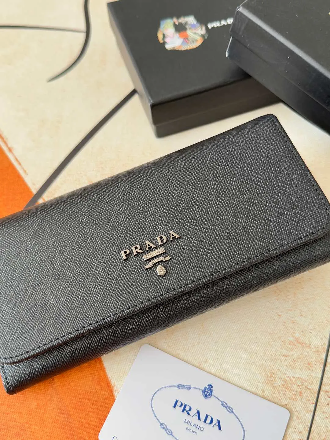 💰180💰Exclusive background hot model shipped: 💝 💝 Prada counter quality real shot [strong]! Model: LM1132 loose letter mark/gold hardware, original quality Leather: original cross pattern Colors are complete as shown in the picture ✌✌✌✌Length 19 Width 10 Height 2cm