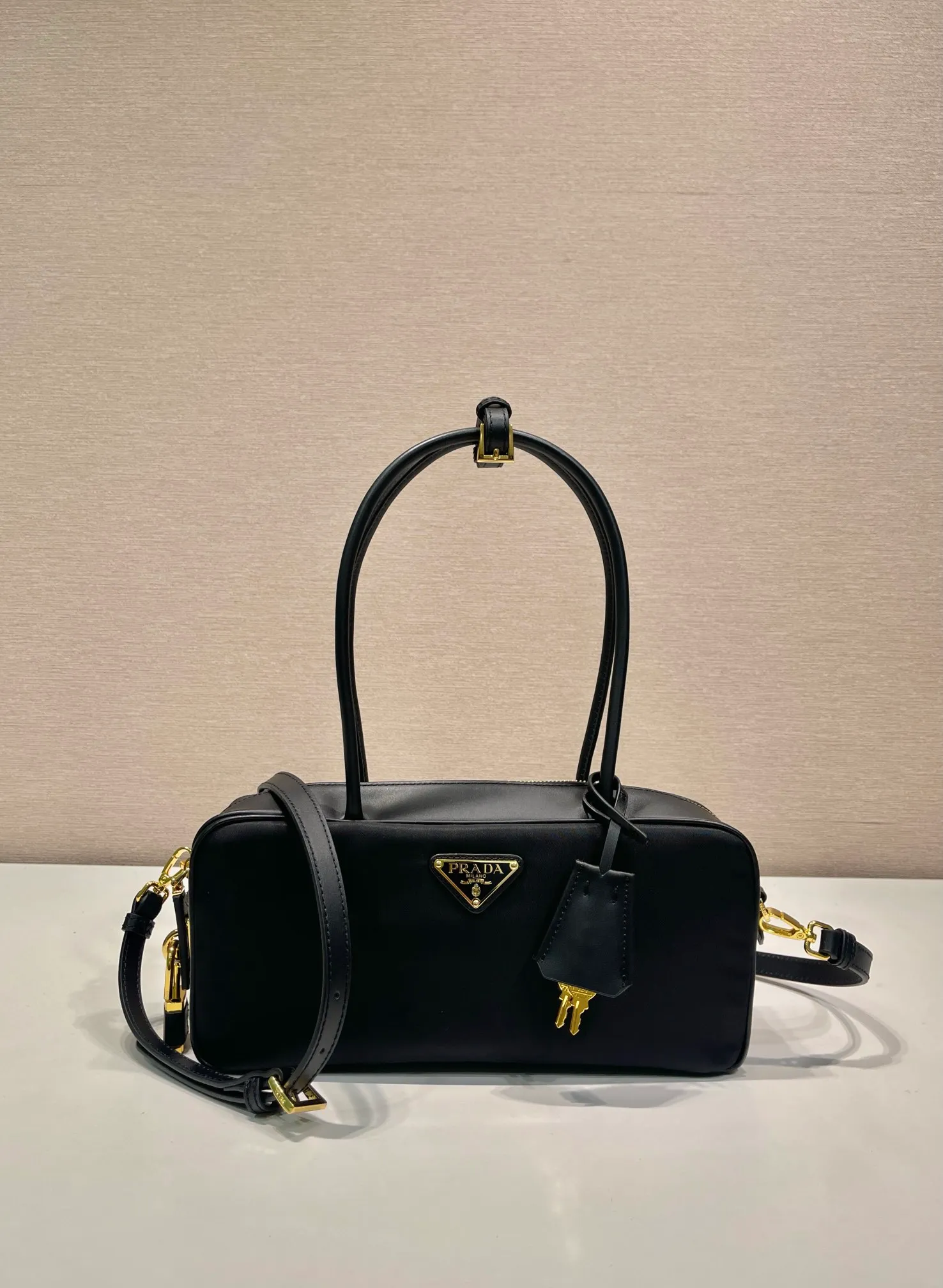 💰1220🎉New style🎉1BB133 nylon lock bag🎉🎉 This Tessuto Tocker handbag is crisp and compact in shape. It is made of regenerated nylon (Re-Nylon) and imported calfskin. It is equipped with a detachable long shoulder strap, which is exquisite and elegant. Finished with metal hardware, a zipper and favorite padlock closure add a chic touch. It has a large capacity and is a popular model that will never go out of style. 🎉Hurry and get it now🎉🎉 Length 28x Height 13x Bottom 8cm🎉🎉🎉👏👏👏