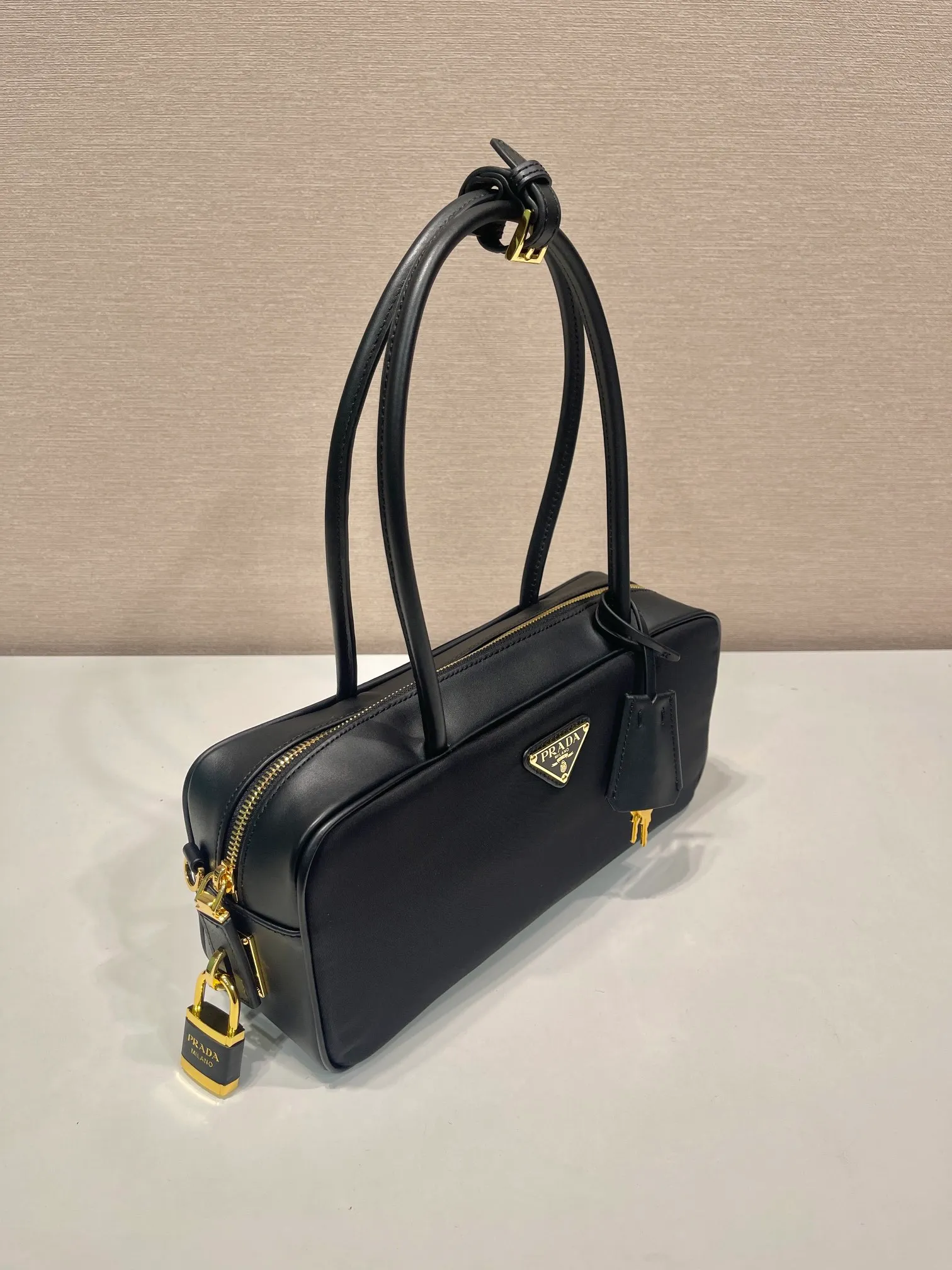 💰1220🎉New style🎉1BB133 nylon lock bag🎉🎉 This Tessuto Tocker handbag is crisp and compact in shape. It is made of regenerated nylon (Re-Nylon) and imported calfskin. It is equipped with a detachable long shoulder strap, which is exquisite and elegant. Finished with metal hardware, a zipper and favorite padlock closure add a chic touch. It has a large capacity and is a popular model that will never go out of style. 🎉Hurry and get it now🎉🎉 Length 28x Height 13x Bottom 8cm🎉🎉🎉👏👏👏