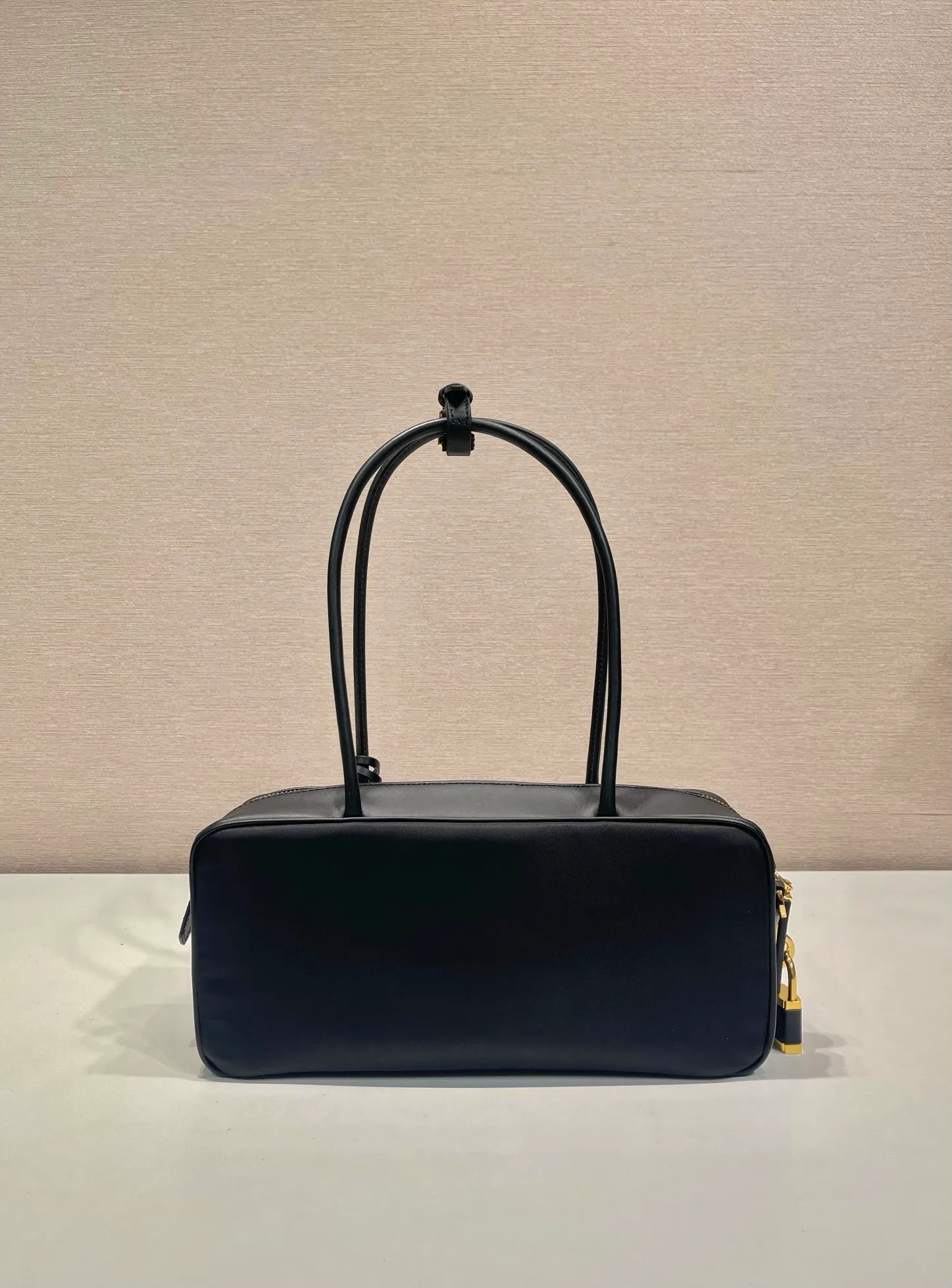 💰1220🎉New style🎉1BB133 nylon lock bag🎉🎉 This Tessuto Tocker handbag is crisp and compact in shape. It is made of regenerated nylon (Re-Nylon) and imported calfskin. It is equipped with a detachable long shoulder strap, which is exquisite and elegant. Finished with metal hardware, a zipper and favorite padlock closure add a chic touch. It has a large capacity and is a popular model that will never go out of style. 🎉Hurry and get it now🎉🎉 Length 28x Height 13x Bottom 8cm🎉🎉🎉👏👏👏