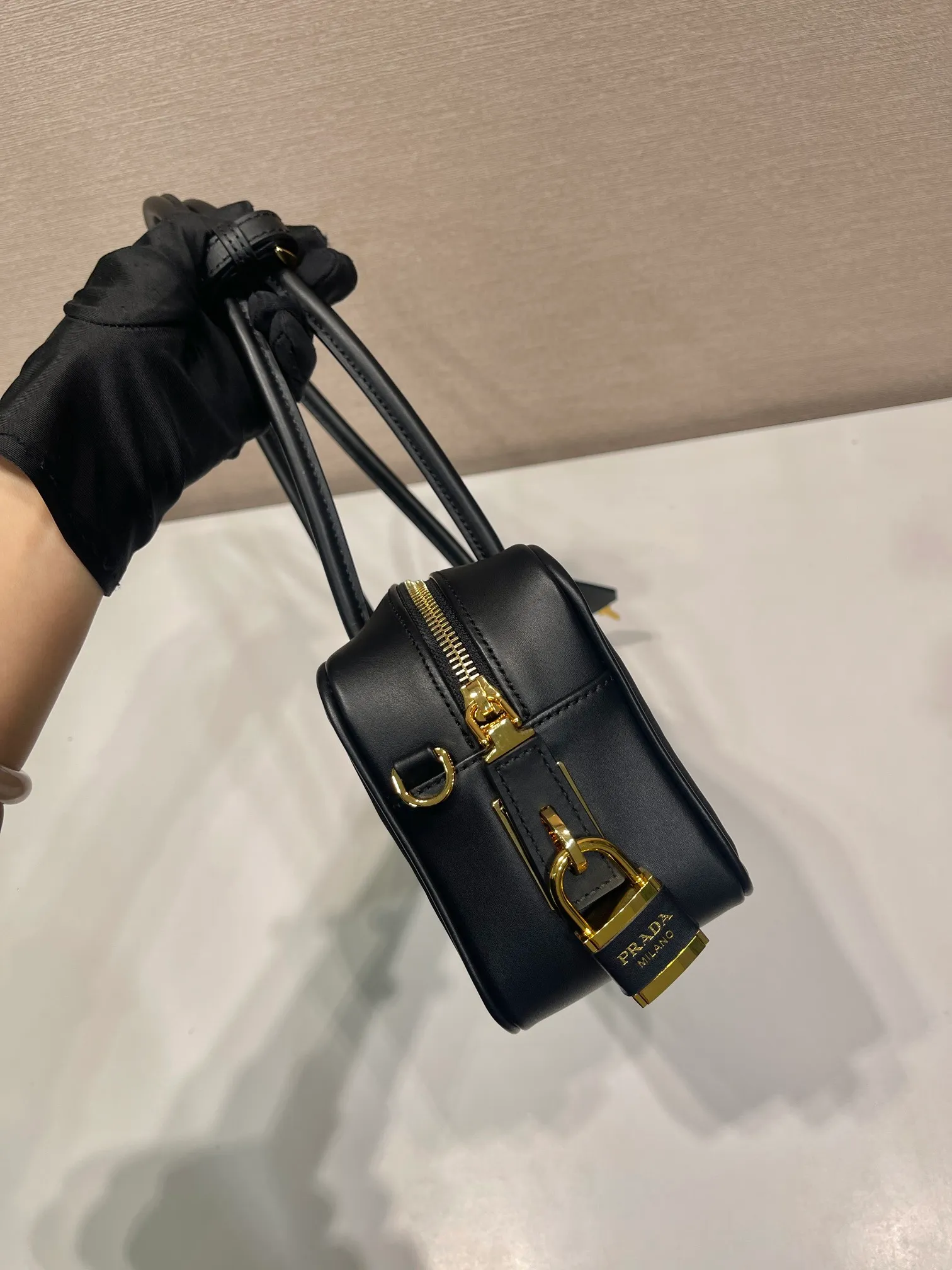 💰1220🎉New style🎉1BB133 nylon lock bag🎉🎉 This Tessuto Tocker handbag is crisp and compact in shape. It is made of regenerated nylon (Re-Nylon) and imported calfskin. It is equipped with a detachable long shoulder strap, which is exquisite and elegant. Finished with metal hardware, a zipper and favorite padlock closure add a chic touch. It has a large capacity and is a popular model that will never go out of style. 🎉Hurry and get it now🎉🎉 Length 28x Height 13x Bottom 8cm🎉🎉🎉👏👏👏
