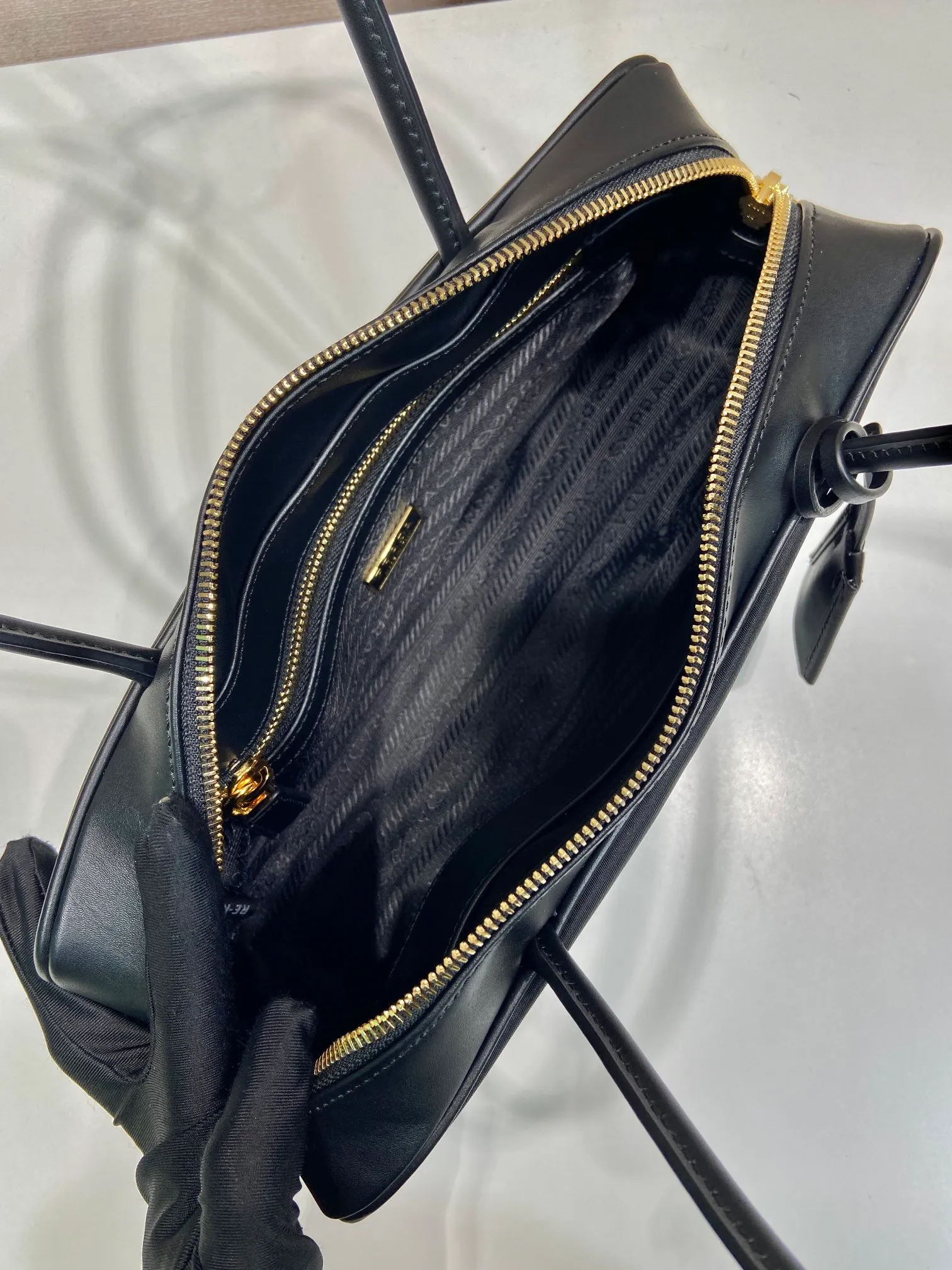 💰1220🎉New style🎉1BB133 nylon lock bag🎉🎉 This Tessuto Tocker handbag is crisp and compact in shape. It is made of regenerated nylon (Re-Nylon) and imported calfskin. It is equipped with a detachable long shoulder strap, which is exquisite and elegant. Finished with metal hardware, a zipper and favorite padlock closure add a chic touch. It has a large capacity and is a popular model that will never go out of style. 🎉Hurry and get it now🎉🎉 Length 28x Height 13x Bottom 8cm🎉🎉🎉👏👏👏