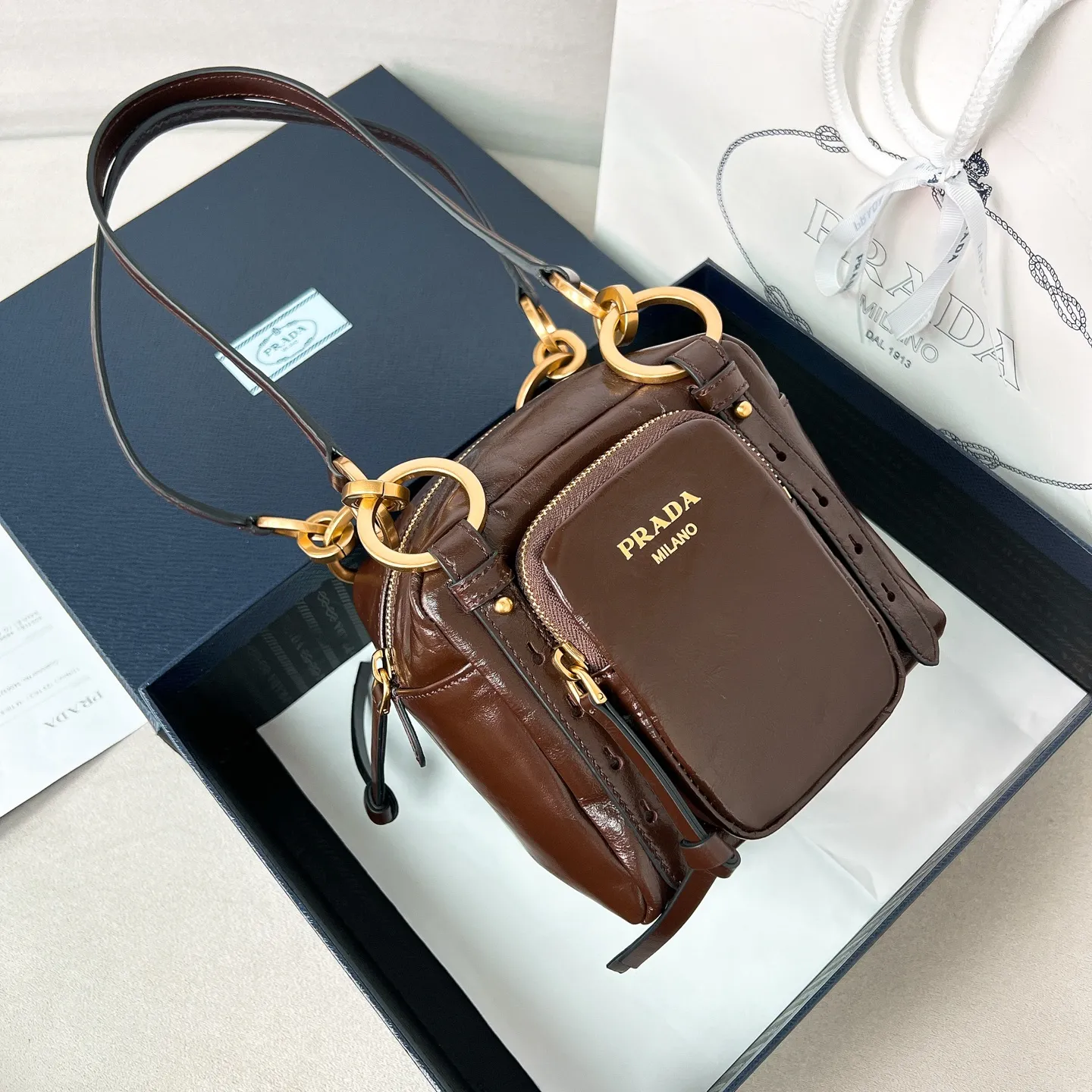💰1500✨New first launch✨2025 new oil wax leather Dangel handbag 1BB137 The latest popular oil wax leather handbag. Retro oil wax leather with gold hardware. Iconic golden letter logo. Comes with a long wrist strap. It can be carried on one shoulder or in the hand. The fashionable feeling is directly full. The design is casual, simple, exquisite and practical. A retro style bag is suitable for daily travel. The upper body is really cool and retro➕fashionable and immediate. Size 14*14.5*13