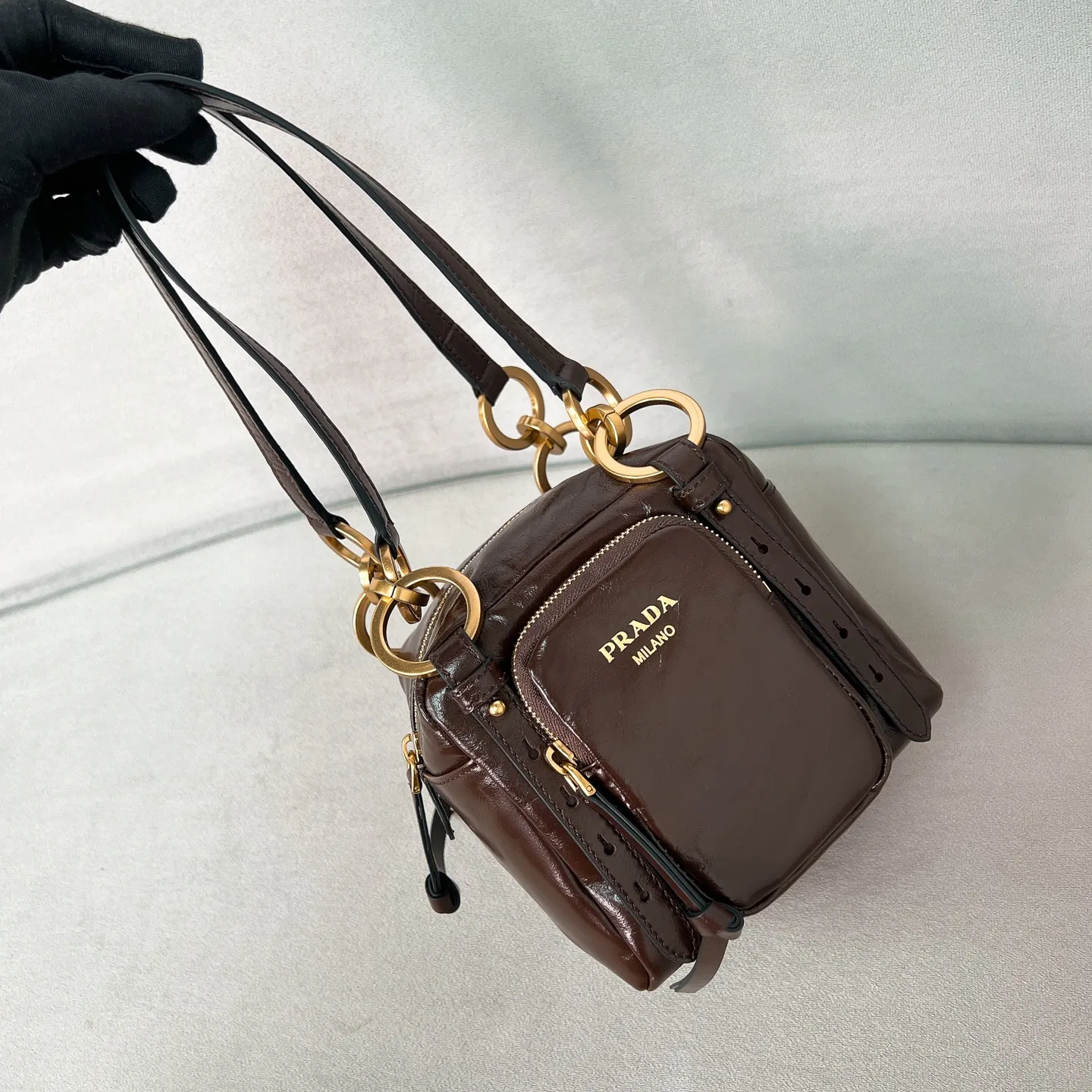 💰1500✨New first launch✨2025 new oil wax leather Dangel handbag 1BB137 The latest popular oil wax leather handbag. Retro oil wax leather with gold hardware. Iconic golden letter logo. Comes with a long wrist strap. It can be carried on one shoulder or in the hand. The fashionable feeling is directly full. The design is casual, simple, exquisite and practical. A retro style bag is suitable for daily travel. The upper body is really cool and retro➕fashionable and immediate. Size 14*14.5*13