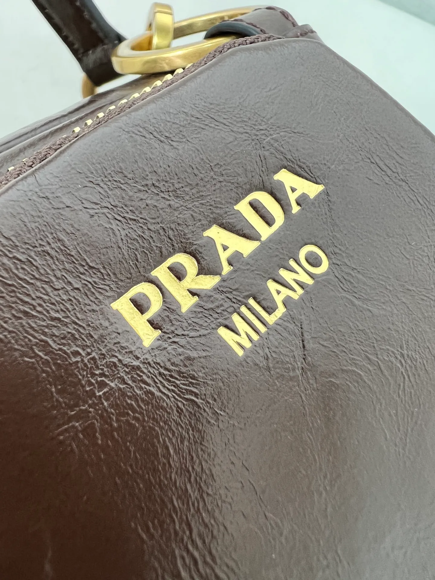 💰1500✨New first launch✨2025 new oil wax leather Dangel handbag 1BB137 The latest popular oil wax leather handbag. Retro oil wax leather with gold hardware. Iconic golden letter logo. Comes with a long wrist strap. It can be carried on one shoulder or in the hand. The fashionable feeling is directly full. The design is casual, simple, exquisite and practical. A retro style bag is suitable for daily travel. The upper body is really cool and retro➕fashionable and immediate. Size 14*14.5*13