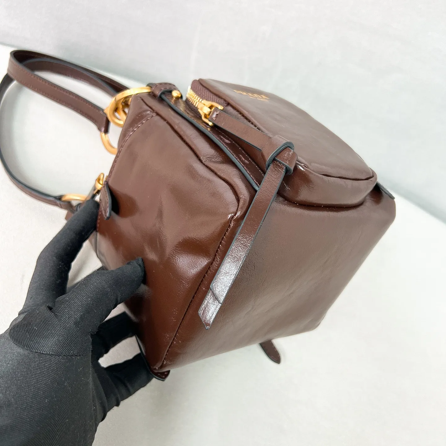 💰1500✨New first launch✨2025 new oil wax leather Dangel handbag 1BB137 The latest popular oil wax leather handbag. Retro oil wax leather with gold hardware. Iconic golden letter logo. Comes with a long wrist strap. It can be carried on one shoulder or in the hand. The fashionable feeling is directly full. The design is casual, simple, exquisite and practical. A retro style bag is suitable for daily travel. The upper body is really cool and retro➕fashionable and immediate. Size 14*14.5*13