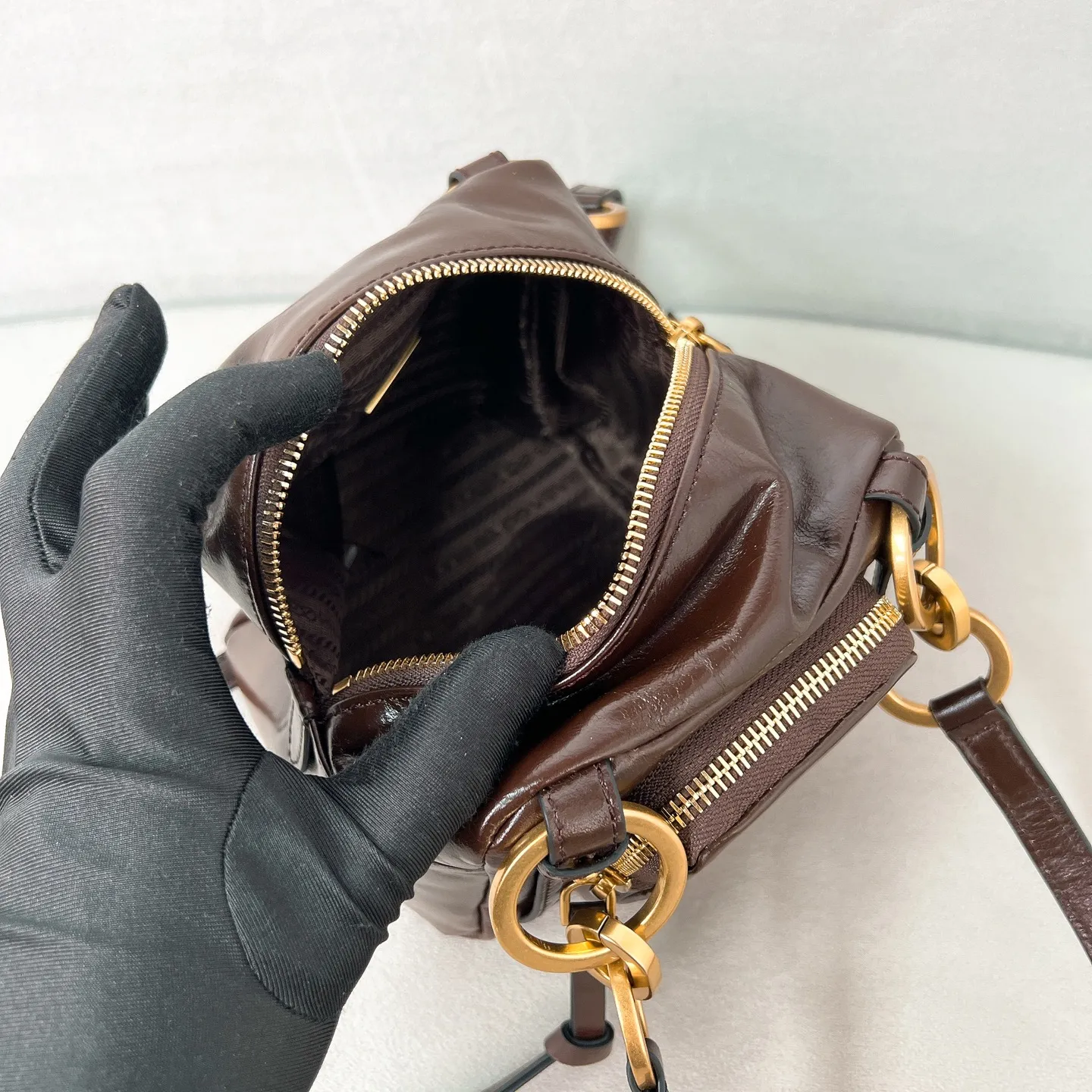 💰1500✨New first launch✨2025 new oil wax leather Dangel handbag 1BB137 The latest popular oil wax leather handbag. Retro oil wax leather with gold hardware. Iconic golden letter logo. Comes with a long wrist strap. It can be carried on one shoulder or in the hand. The fashionable feeling is directly full. The design is casual, simple, exquisite and practical. A retro style bag is suitable for daily travel. The upper body is really cool and retro➕fashionable and immediate. Size 14*14.5*13