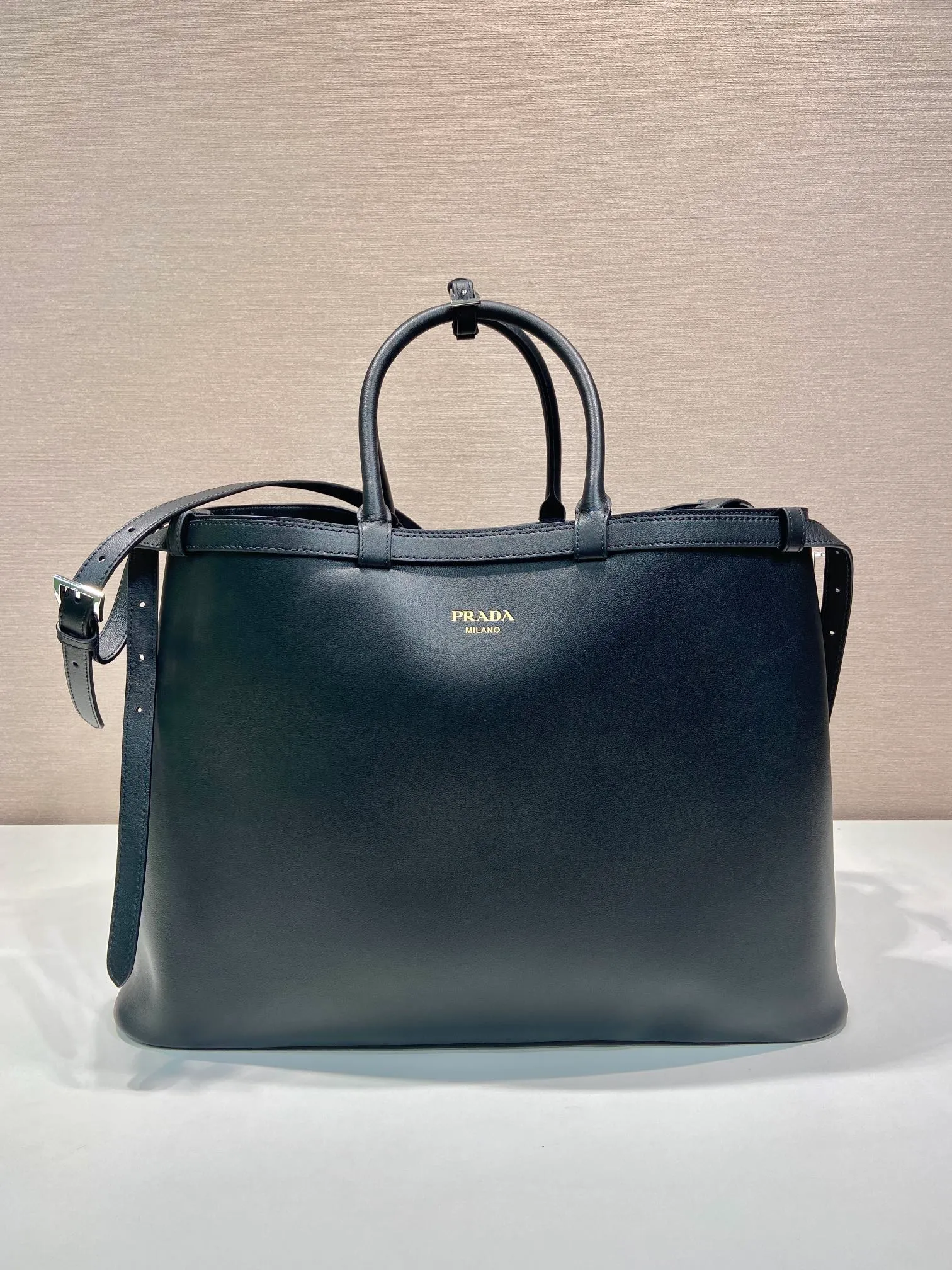 💰2360🎉New men's bag🎉1BG126 extra large🎉🎉 This handbag is made of imported calfskin, with imported soft sheepskin interior. It has a three-layer design and a detachable/adjustable long shoulder strap. It has a modern and simple style and incorporates exquisite and delicate details. Simple and elegant, fashionable and practical, it is an eternal hit. Babies, the extra large size 48cm you have longed for has arrived😘 Hurry up and get it🎉🎉 Length 48x Height 34x Bottom 18cm🎉🎉🎉👏👏👏
