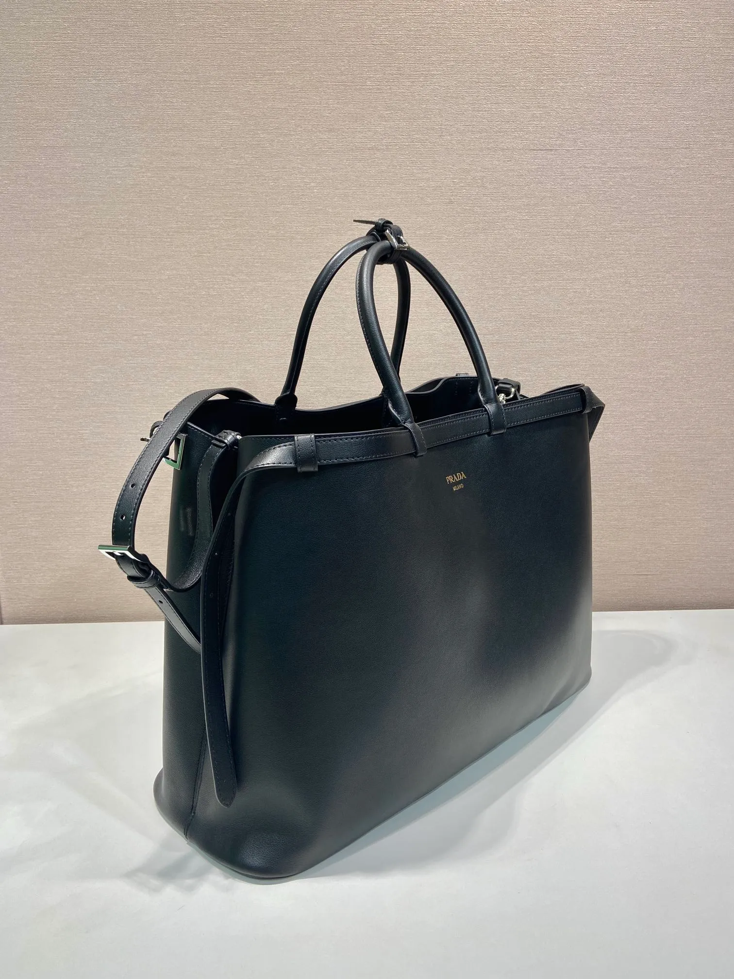 💰2360🎉New men's bag🎉1BG126 extra large🎉🎉 This handbag is made of imported calfskin, with imported soft sheepskin interior. It has a three-layer design and a detachable/adjustable long shoulder strap. It has a modern and simple style and incorporates exquisite and delicate details. Simple and elegant, fashionable and practical, it is an eternal hit. Babies, the extra large size 48cm you have longed for has arrived😘 Hurry up and get it🎉🎉 Length 48x Height 34x Bottom 18cm🎉🎉🎉👏👏👏