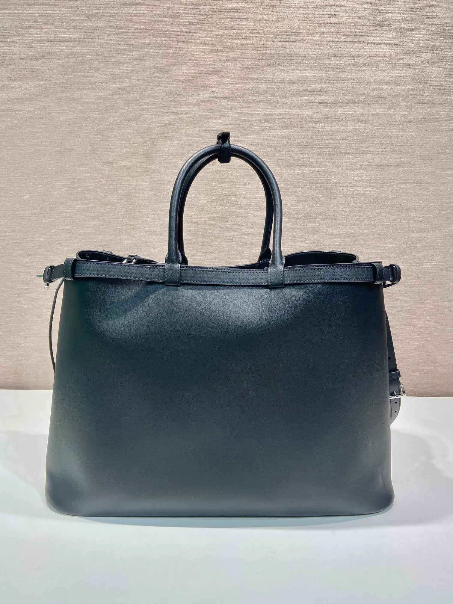 💰2360🎉New men's bag🎉1BG126 extra large🎉🎉 This handbag is made of imported calfskin, with imported soft sheepskin interior. It has a three-layer design and a detachable/adjustable long shoulder strap. It has a modern and simple style and incorporates exquisite and delicate details. Simple and elegant, fashionable and practical, it is an eternal hit. Babies, the extra large size 48cm you have longed for has arrived😘 Hurry up and get it🎉🎉 Length 48x Height 34x Bottom 18cm🎉🎉🎉👏👏👏