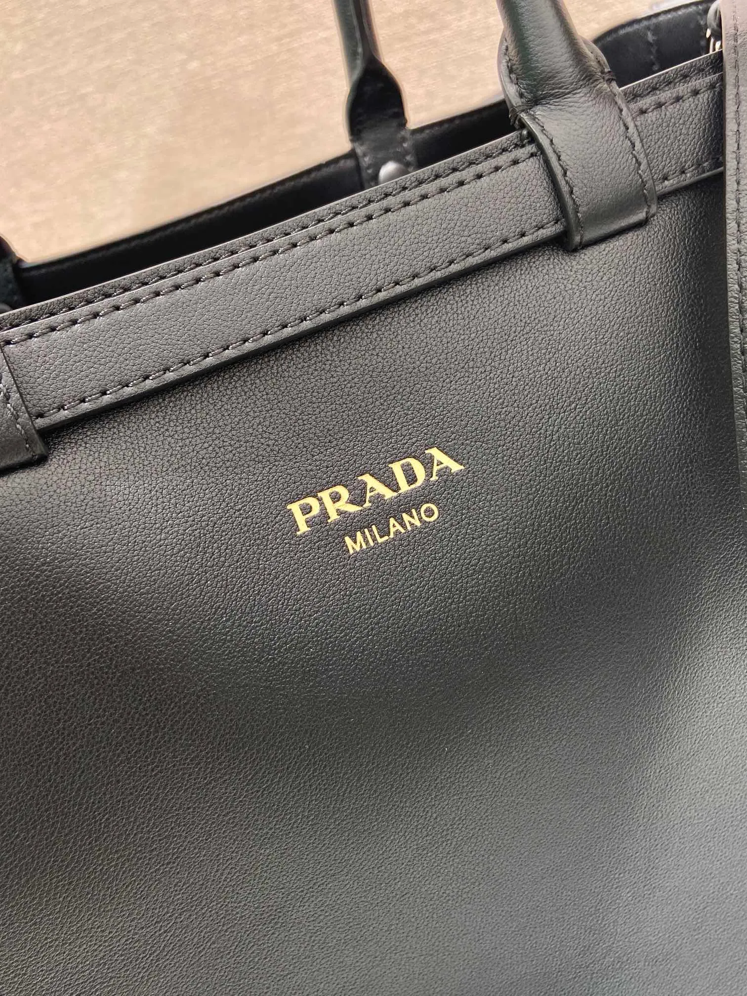 💰2360🎉New men's bag🎉1BG126 extra large🎉🎉 This handbag is made of imported calfskin, with imported soft sheepskin interior. It has a three-layer design and a detachable/adjustable long shoulder strap. It has a modern and simple style and incorporates exquisite and delicate details. Simple and elegant, fashionable and practical, it is an eternal hit. Babies, the extra large size 48cm you have longed for has arrived😘 Hurry up and get it🎉🎉 Length 48x Height 34x Bottom 18cm🎉🎉🎉👏👏👏