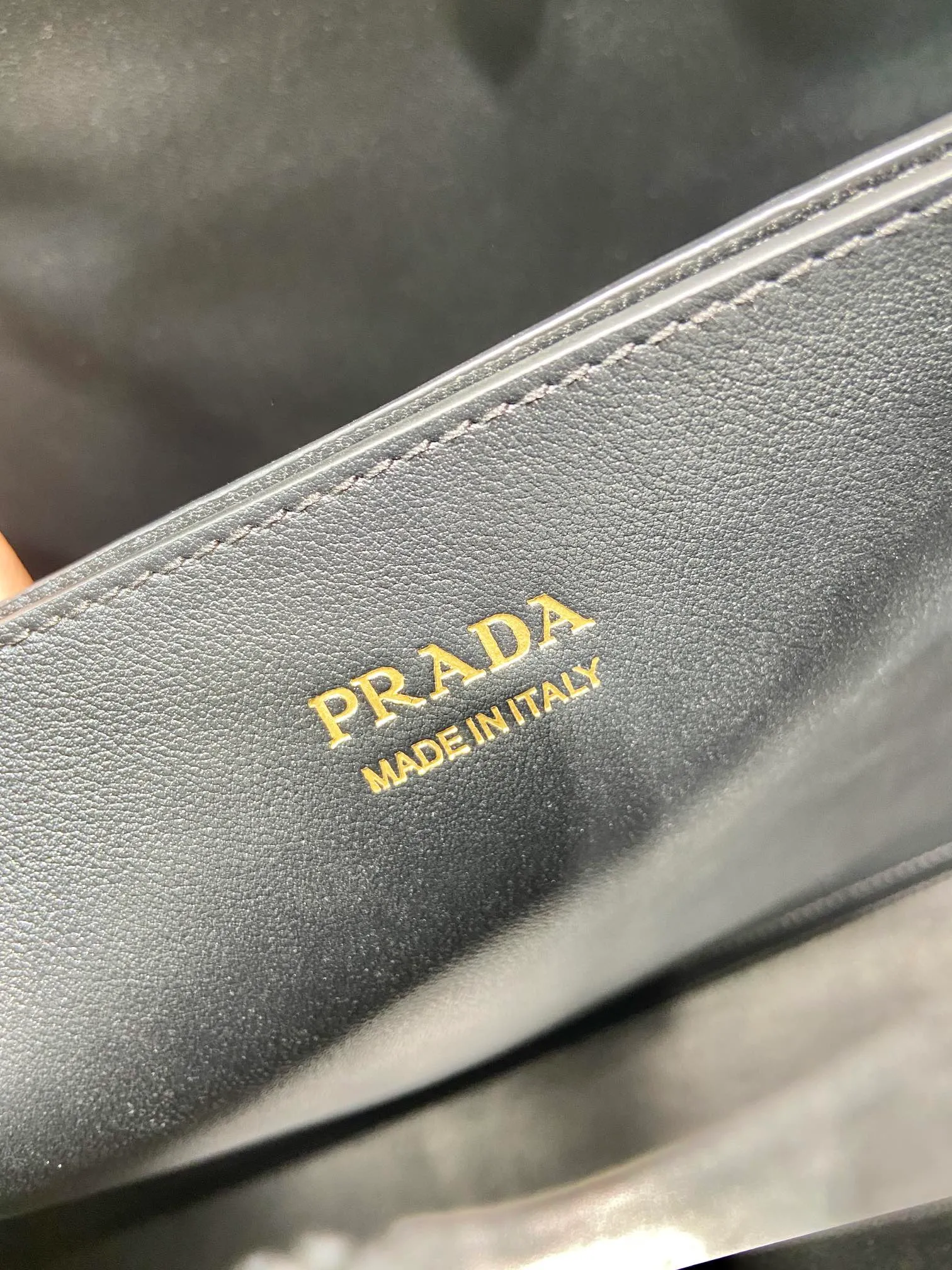 💰2360🎉New men's bag🎉1BG126 extra large🎉🎉 This handbag is made of imported calfskin, with imported soft sheepskin interior. It has a three-layer design and a detachable/adjustable long shoulder strap. It has a modern and simple style and incorporates exquisite and delicate details. Simple and elegant, fashionable and practical, it is an eternal hit. Babies, the extra large size 48cm you have longed for has arrived😘 Hurry up and get it🎉🎉 Length 48x Height 34x Bottom 18cm🎉🎉🎉👏👏👏