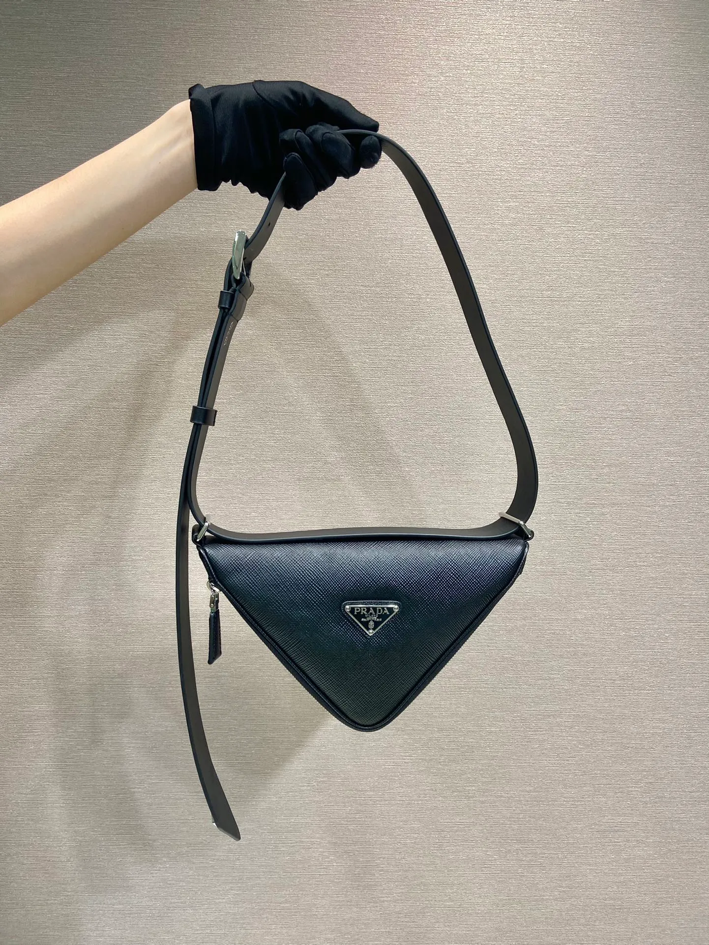 💰1520🎉Belt triangle bag🎉2VL039🎉🎉 This triangle bag is composed of a leather belt, using imported cross-grain cowhide and imported calfskin, showing a distinctive style. What I love most is that after the leather belt is detached, it can be matched with a variety of different clothes. The waist bag can be used as a clutch. Waist bag/crossbody/shoulder/clutch. It’s so perfect, hurry up and get it, babies 🎉🎉👏👏 Triangular bag size: length 25x height 14x bottom 9cm Belt size: total length 138cm