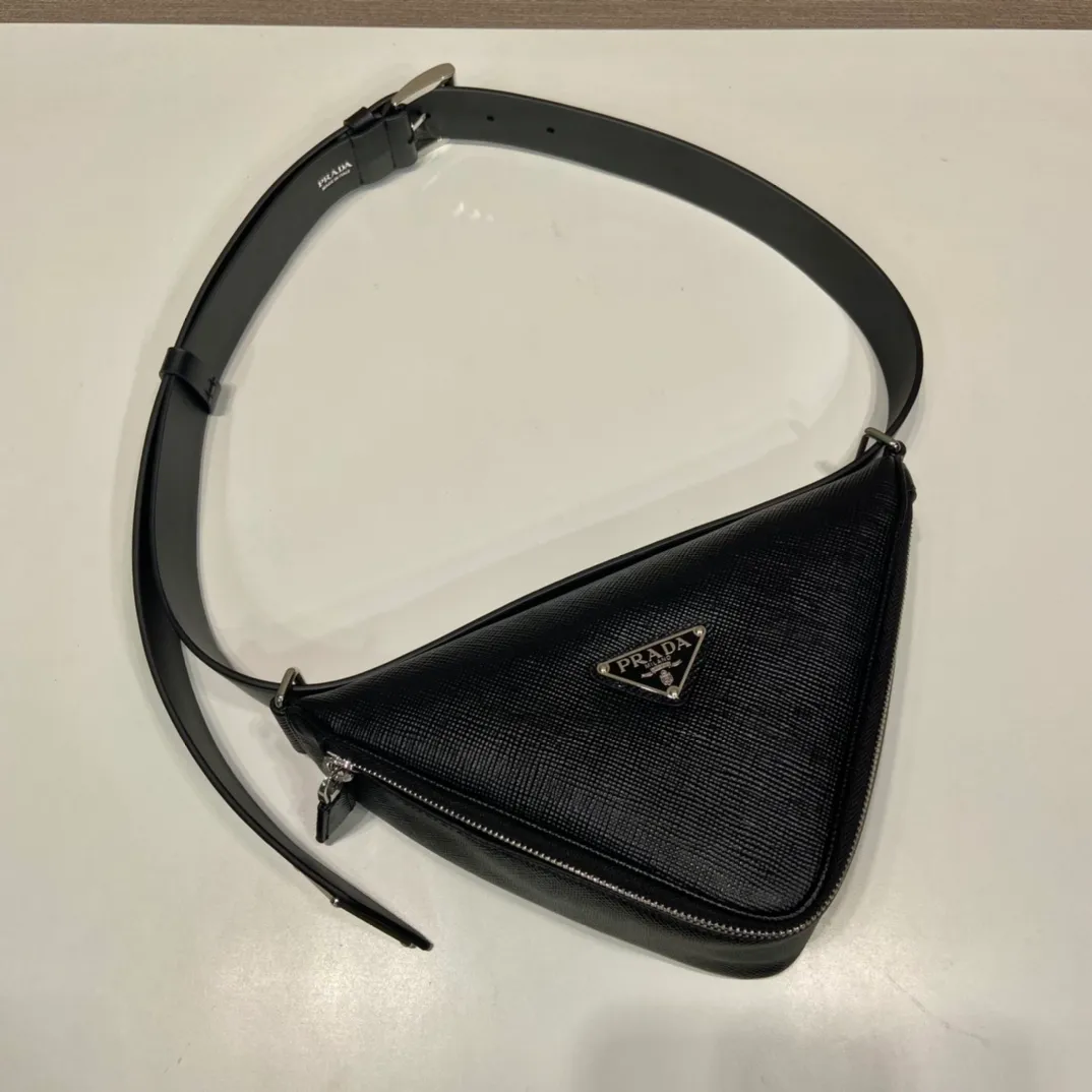 💰1520🎉Belt triangle bag🎉2VL039🎉🎉 This triangle bag is composed of a leather belt, using imported cross-grain cowhide and imported calfskin, showing a distinctive style. What I love most is that after the leather belt is detached, it can be matched with a variety of different clothes. The waist bag can be used as a clutch. Waist bag/crossbody/shoulder/clutch. It’s so perfect, hurry up and get it, babies 🎉🎉👏👏 Triangular bag size: length 25x height 14x bottom 9cm Belt size: total length 138cm