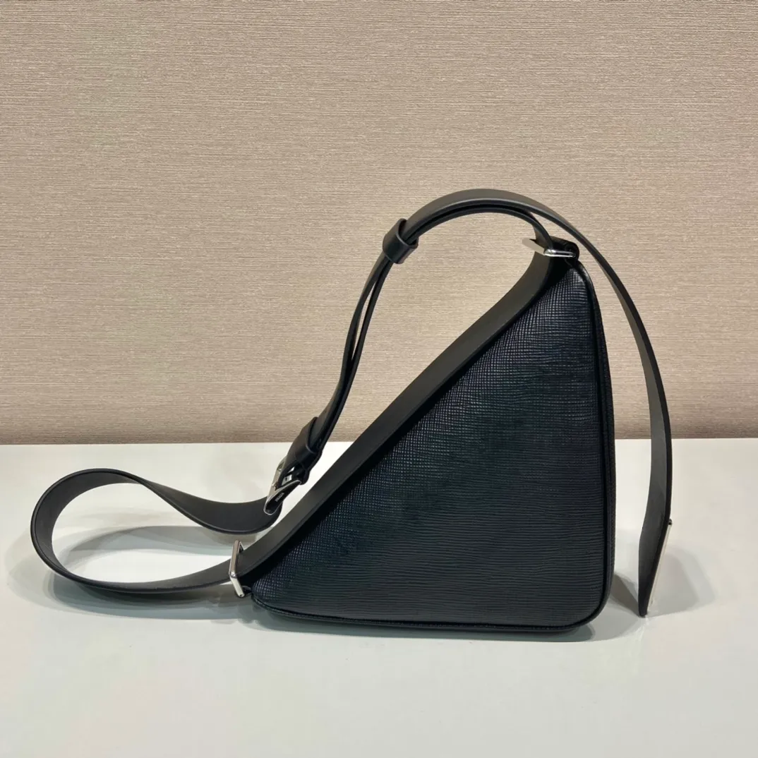 💰1520🎉Belt triangle bag🎉2VL039🎉🎉 This triangle bag is composed of a leather belt, using imported cross-grain cowhide and imported calfskin, showing a distinctive style. What I love most is that after the leather belt is detached, it can be matched with a variety of different clothes. The waist bag can be used as a clutch. Waist bag/crossbody/shoulder/clutch. It’s so perfect, hurry up and get it, babies 🎉🎉👏👏 Triangular bag size: length 25x height 14x bottom 9cm Belt size: total length 138cm
