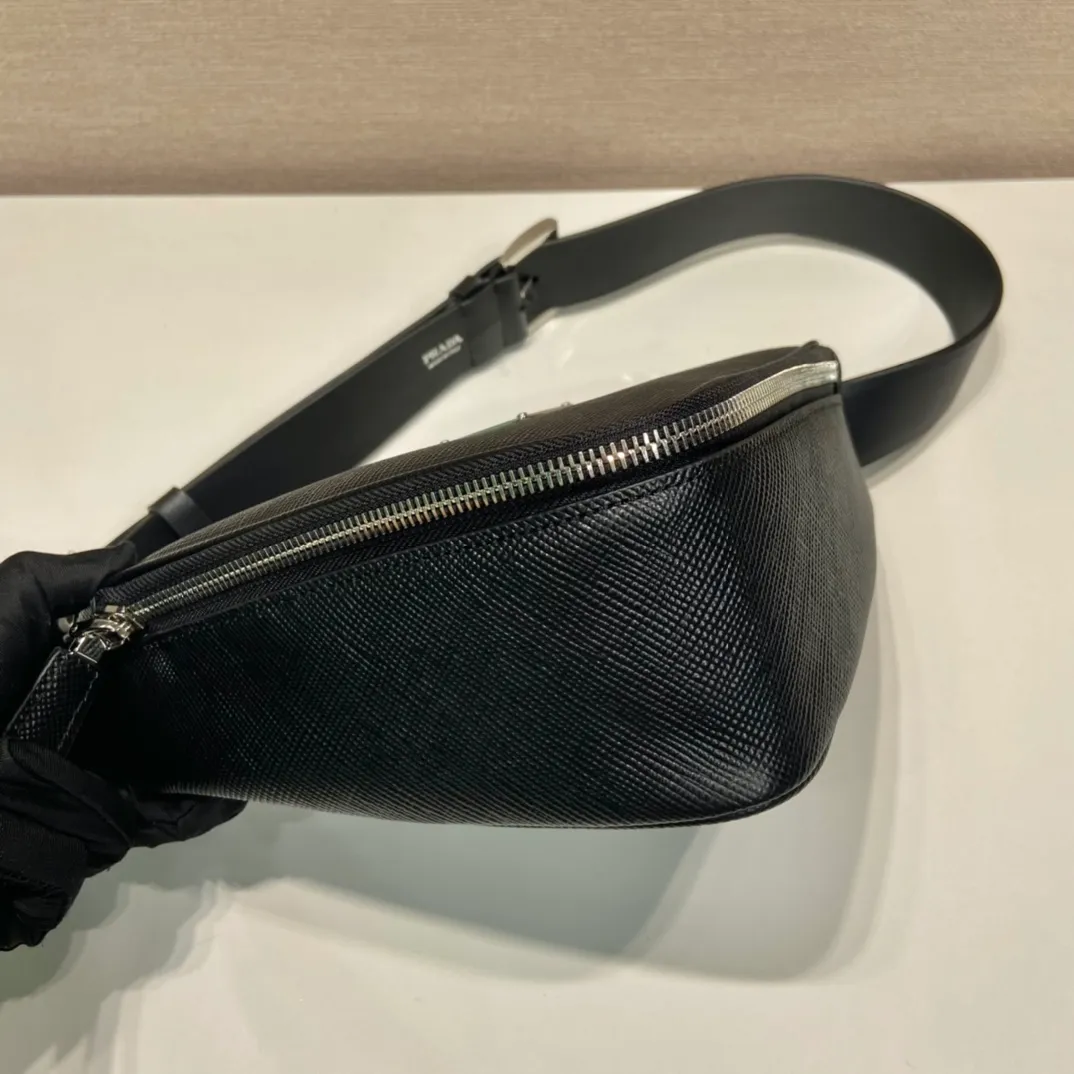 💰1520🎉Belt triangle bag🎉2VL039🎉🎉 This triangle bag is composed of a leather belt, using imported cross-grain cowhide and imported calfskin, showing a distinctive style. What I love most is that after the leather belt is detached, it can be matched with a variety of different clothes. The waist bag can be used as a clutch. Waist bag/crossbody/shoulder/clutch. It’s so perfect, hurry up and get it, babies 🎉🎉👏👏 Triangular bag size: length 25x height 14x bottom 9cm Belt size: total length 138cm