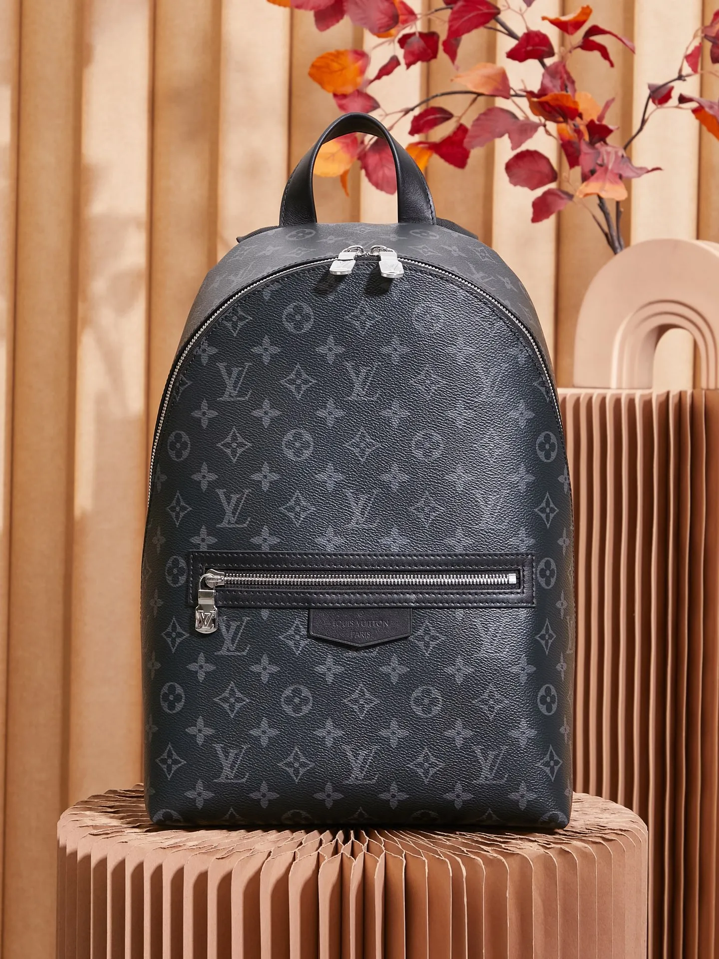 P¥1240👉nfc163C01 dynamic chip👈 [100% MB special grade, all-steel hardware, imported leather] This Discovery Slim backpack is made of Monogram Eclipse coated canvas. It has a compact configuration and is integrated into the inner pocket of a laptop, making it easy to control business or leisure occasions with a trendy look. Adjustable, padded fabric shoulder straps enhance carrying comfort, and a zippered front pocket provides easy access to frequently used items. Monogram Eclipse coated canvas - Calfskin trim - Fabric lining - Metal hardware - Adjustable shoulder strap - Zip closure - Zip front pocket - Inner tablet pocket - Inner patch pocket - Handle: Single handle! ! Model: M14020; Size: 28x38x13CM