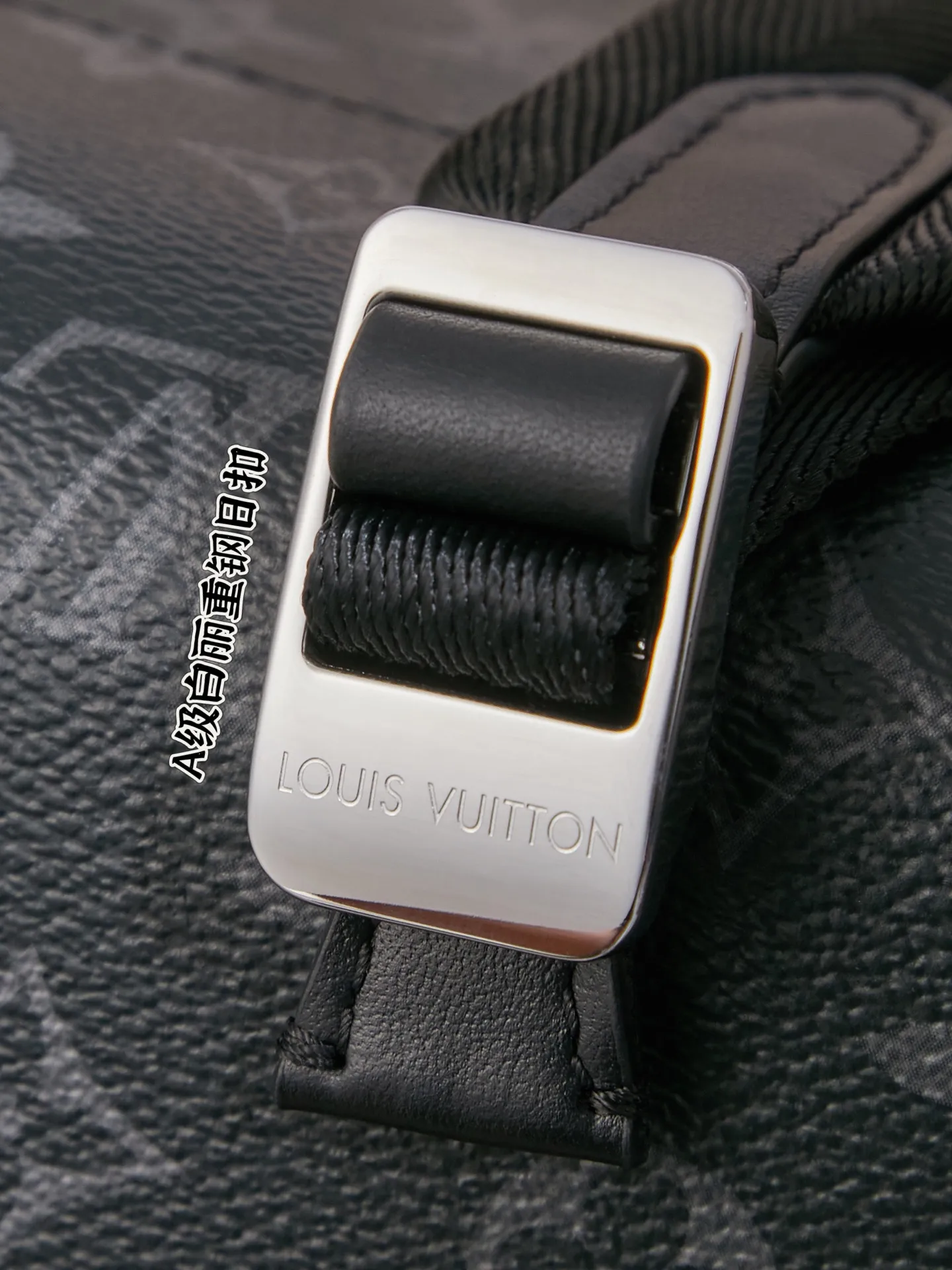 P¥1240👉nfc163C01 dynamic chip👈 [100% MB special grade, all-steel hardware, imported leather] This Discovery Slim backpack is made of Monogram Eclipse coated canvas. It has a compact configuration and is integrated into the inner pocket of a laptop, making it easy to control business or leisure occasions with a trendy look. Adjustable, padded fabric shoulder straps enhance carrying comfort, and a zippered front pocket provides easy access to frequently used items. Monogram Eclipse coated canvas - Calfskin trim - Fabric lining - Metal hardware - Adjustable shoulder strap - Zip closure - Zip front pocket - Inner tablet pocket - Inner patch pocket - Handle: Single handle! ! Model: M14020; Size: 28x38x13CM
