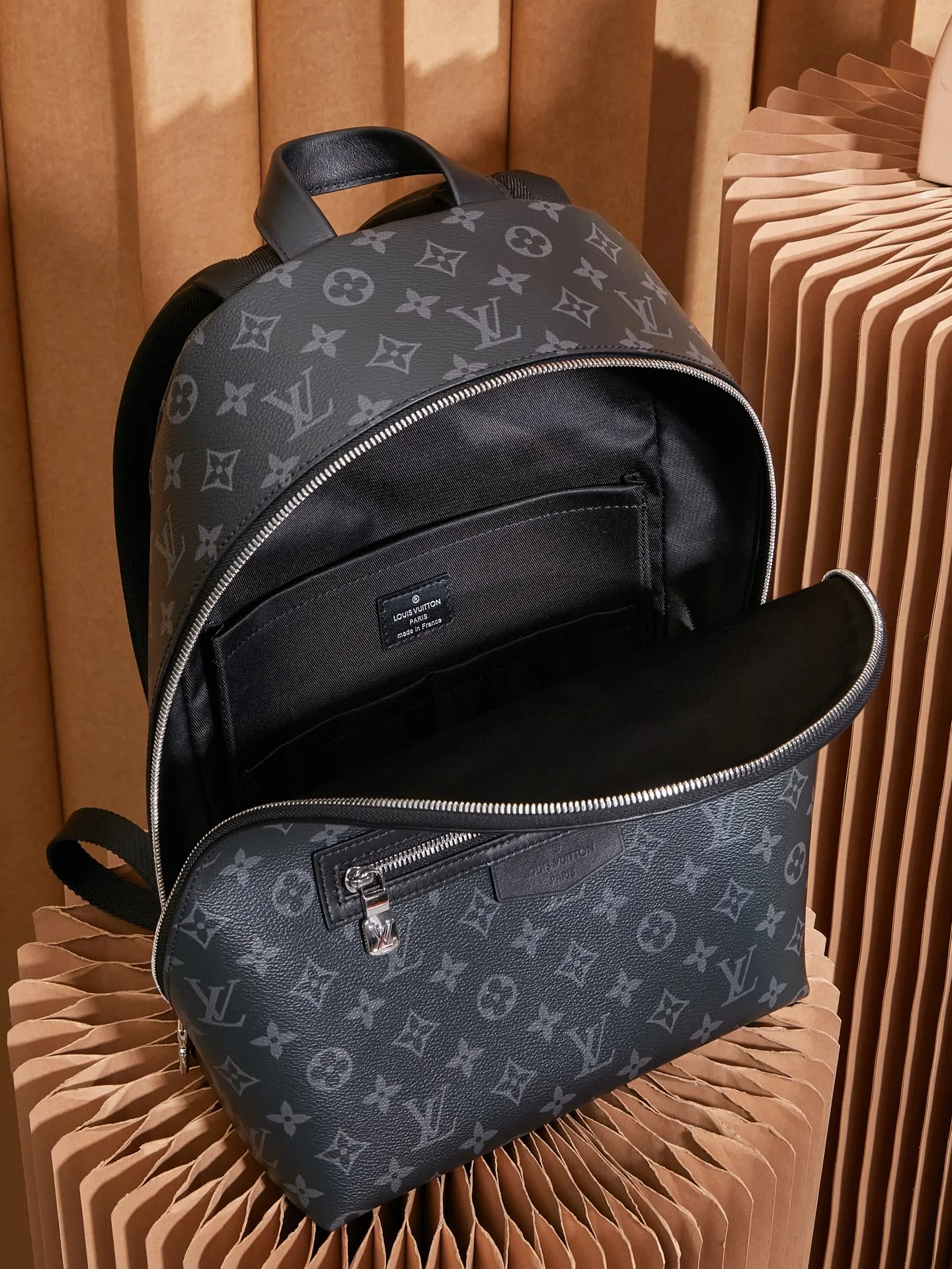 P¥1240👉nfc163C01 dynamic chip👈 [100% MB special grade, all-steel hardware, imported leather] This Discovery Slim backpack is made of Monogram Eclipse coated canvas. It has a compact configuration and is integrated into the inner pocket of a laptop, making it easy to control business or leisure occasions with a trendy look. Adjustable, padded fabric shoulder straps enhance carrying comfort, and a zippered front pocket provides easy access to frequently used items. Monogram Eclipse coated canvas - Calfskin trim - Fabric lining - Metal hardware - Adjustable shoulder strap - Zip closure - Zip front pocket - Inner tablet pocket - Inner patch pocket - Handle: Single handle! ! Model: M14020; Size: 28x38x13CM