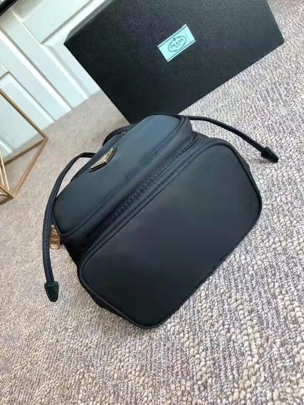 Batch ¥560 Classic model 1BH038😘 has arrived👏👏 Made of imported nylon fabric, top grade five, portable/diagonal, light, practical and fashionable, beauties hurry up and get it, 165 OEM code, length 18x height 23 bottom × 12cm