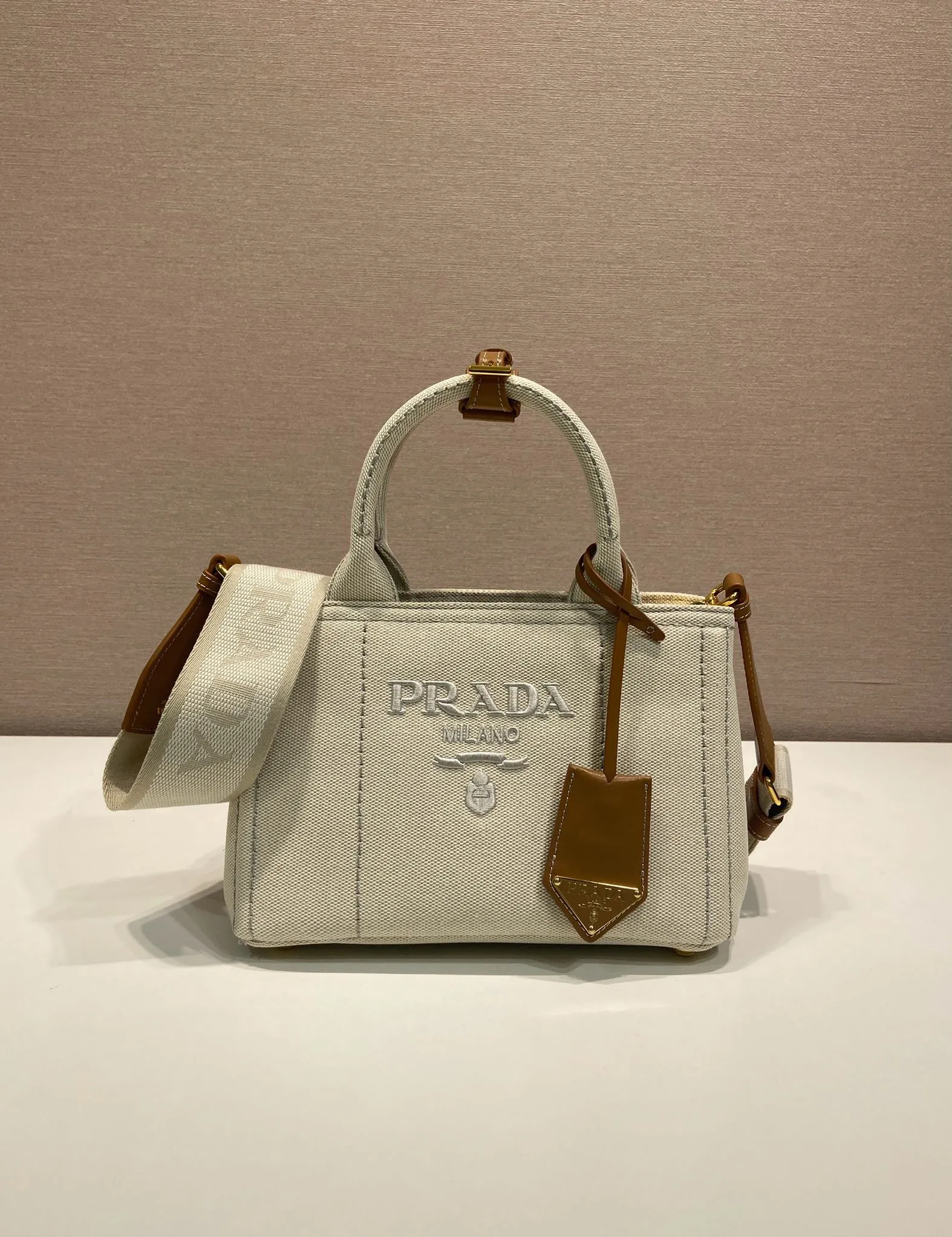 💰1100🎉New handbag🎉1BA038 neutral color🎉🎉 Inspired by timeless elements of nautical style, this mini handbag reinterprets the classic style. Made of cotton canvas with leather trim for a sophisticated and versatile look. Canvas handle, detachable and adjustable logo printed woven strap shoulder strap, detachable leather keychain, can be carried by hand or shoulder, large capacity, so beautiful, another timeless and popular style🎉🎉worth owning🎉🎉 Length 22x height 15x bottom 13cm🎉🎉🎉💰💰💰