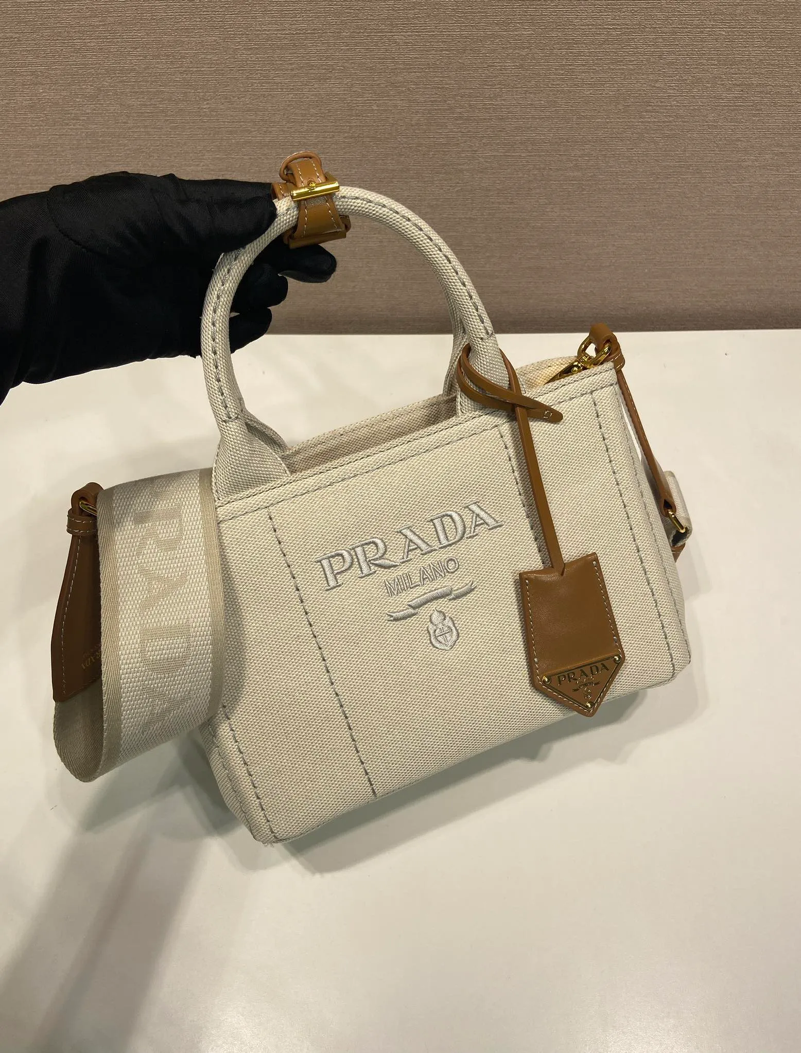 💰1100🎉New handbag🎉1BA038 neutral color🎉🎉 Inspired by timeless elements of nautical style, this mini handbag reinterprets the classic style. Made of cotton canvas with leather trim for a sophisticated and versatile look. Canvas handle, detachable and adjustable logo printed woven strap shoulder strap, detachable leather keychain, can be carried by hand or shoulder, large capacity, so beautiful, another timeless and popular style🎉🎉worth owning🎉🎉 Length 22x height 15x bottom 13cm🎉🎉🎉💰💰💰