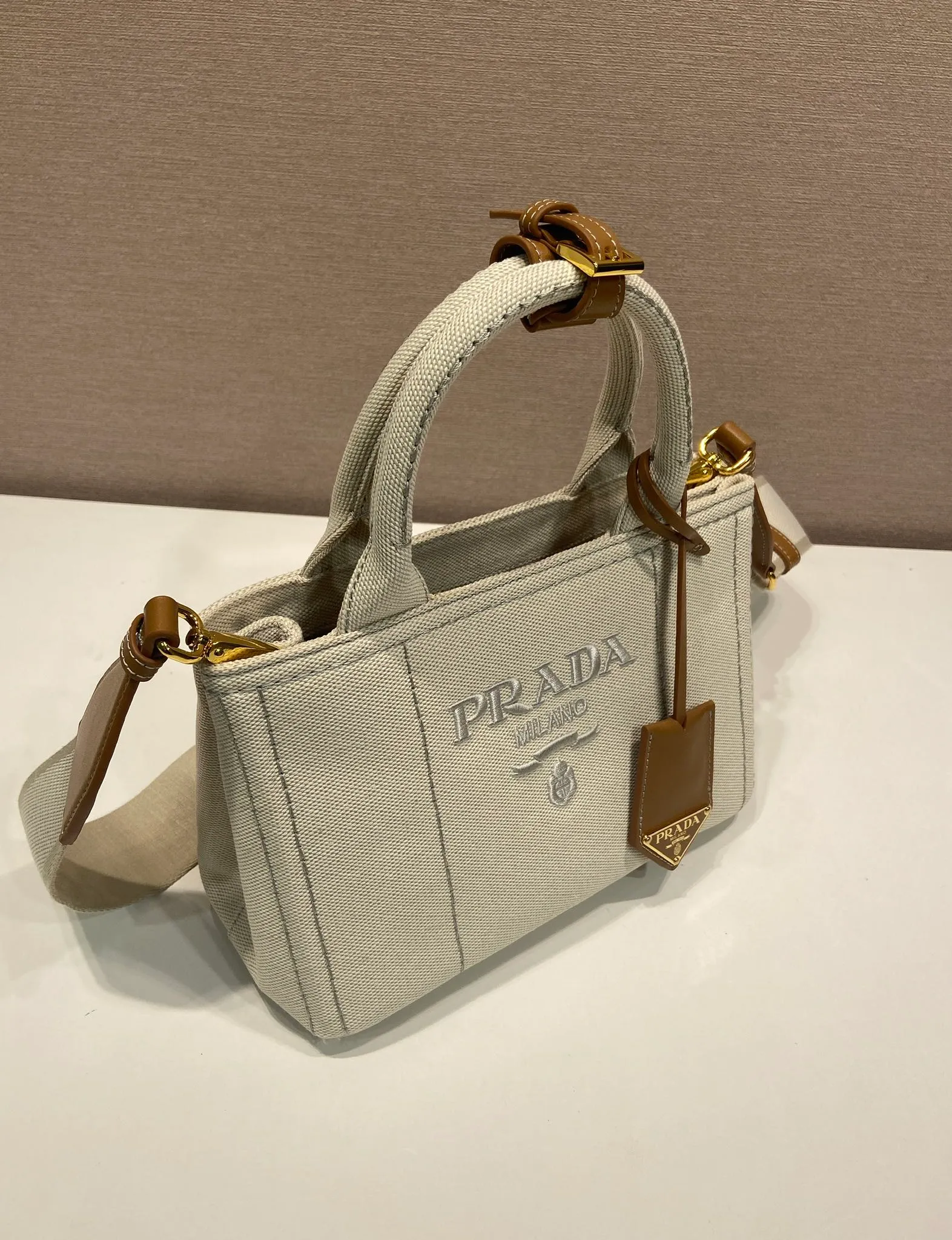 💰1100🎉New handbag🎉1BA038 neutral color🎉🎉 Inspired by timeless elements of nautical style, this mini handbag reinterprets the classic style. Made of cotton canvas with leather trim for a sophisticated and versatile look. Canvas handle, detachable and adjustable logo printed woven strap shoulder strap, detachable leather keychain, can be carried by hand or shoulder, large capacity, so beautiful, another timeless and popular style🎉🎉worth owning🎉🎉 Length 22x height 15x bottom 13cm🎉🎉🎉💰💰💰