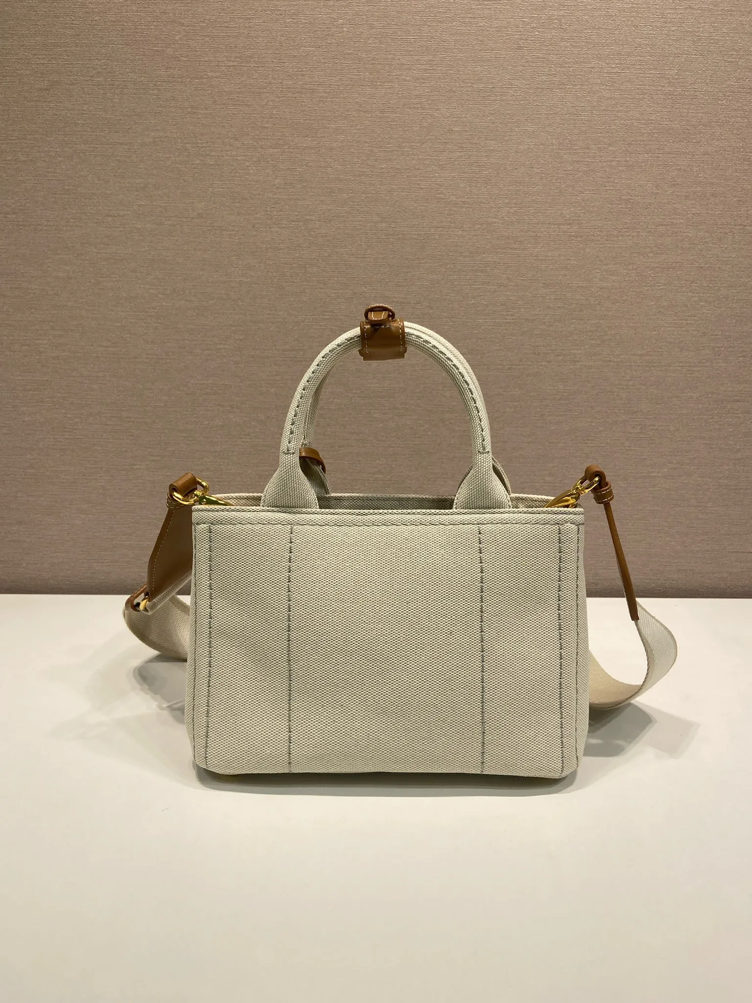 💰1100🎉New handbag🎉1BA038 neutral color🎉🎉 Inspired by timeless elements of nautical style, this mini handbag reinterprets the classic style. Made of cotton canvas with leather trim for a sophisticated and versatile look. Canvas handle, detachable and adjustable logo printed woven strap shoulder strap, detachable leather keychain, can be carried by hand or shoulder, large capacity, so beautiful, another timeless and popular style🎉🎉worth owning🎉🎉 Length 22x height 15x bottom 13cm🎉🎉🎉💰💰💰