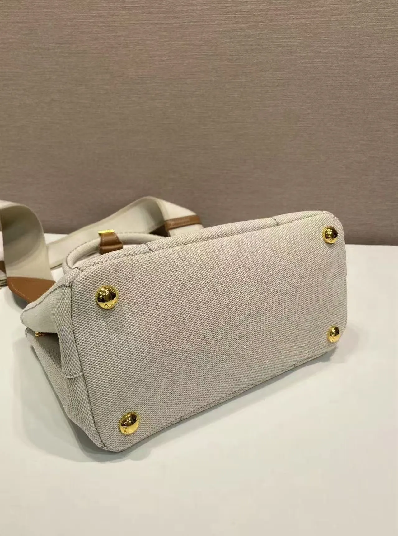 💰1100🎉New handbag🎉1BA038 neutral color🎉🎉 Inspired by timeless elements of nautical style, this mini handbag reinterprets the classic style. Made of cotton canvas with leather trim for a sophisticated and versatile look. Canvas handle, detachable and adjustable logo printed woven strap shoulder strap, detachable leather keychain, can be carried by hand or shoulder, large capacity, so beautiful, another timeless and popular style🎉🎉worth owning🎉🎉 Length 22x height 15x bottom 13cm🎉🎉🎉💰💰💰