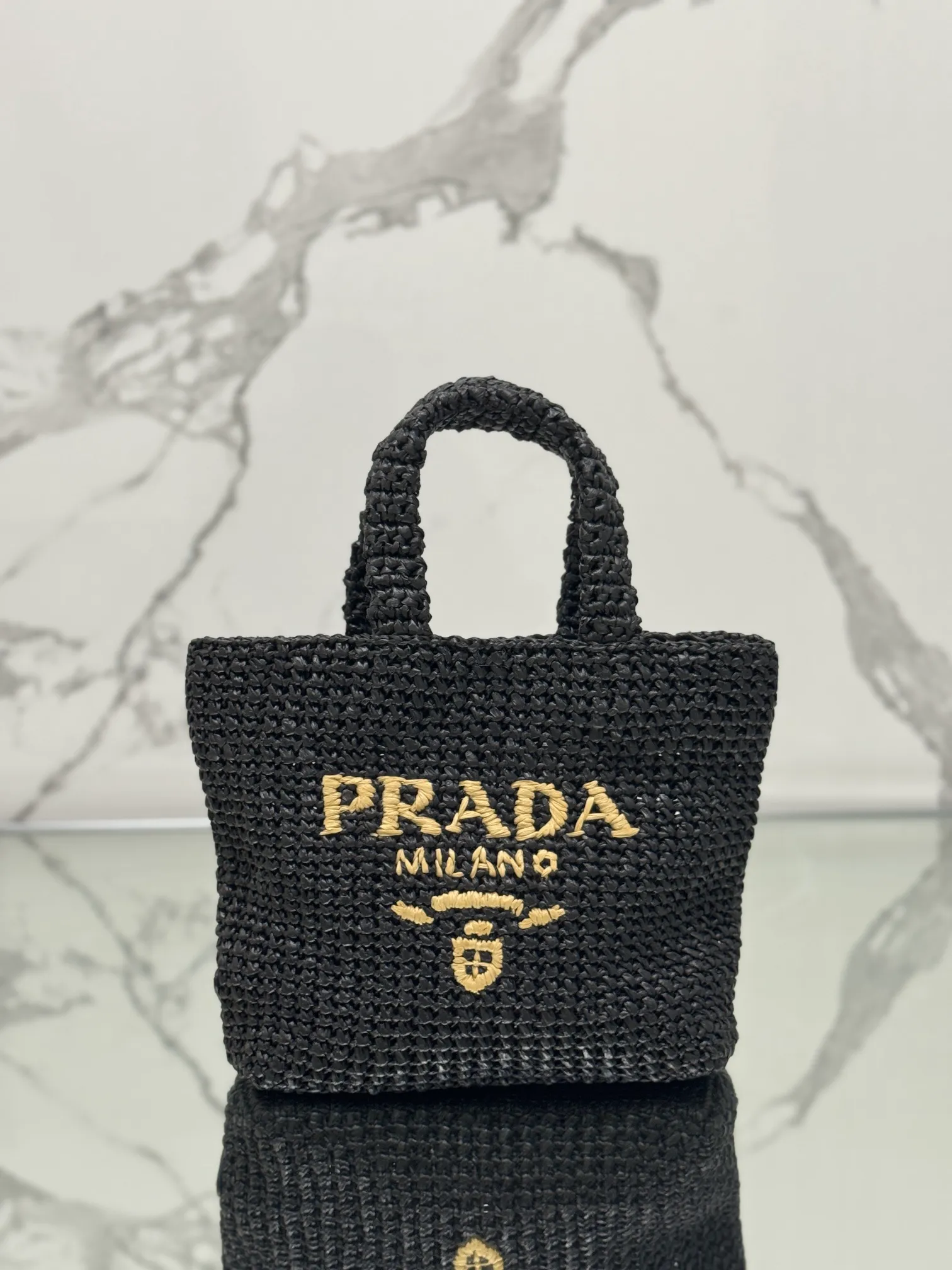 💰1640🌟Woven Tote Bag (Small Size) This woven tote bag is designed with imported raffia and is very handmade. Each bag is woven by hand using professional techniques. It is light and spacious, has a summer style, and is very versatile! Size: length 24x height 24x bottom 8cm Style number: 1BG422