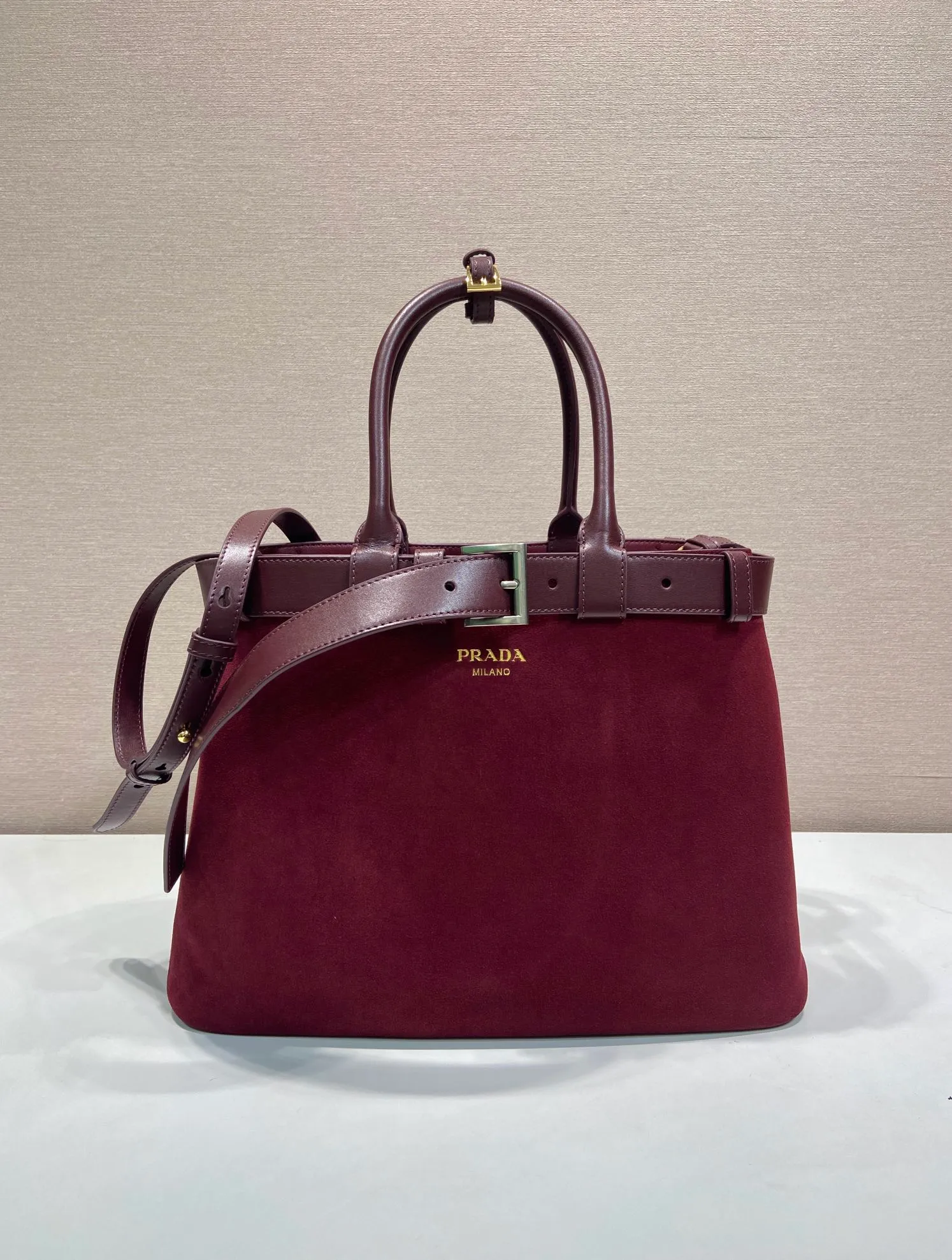 💰1900🎉New women's bag🎉1BA416 large suede leather🎉🎉 This handheld women's bag is made of imported suede (grinded leather) with imported sheepskin lining. Simple lines and exquisite elements are intertwined, interpreting the design aesthetics of both elegance and functionality. It not only embodies the modern and simple style, but also comes with replaceable straps and detachable and adjustable long shoulder straps, adding a unique personality embellishment to the entire look. Modern and versatile. Babies who like it, hurry up and get it🎉🎉🎉 Length 37.5x Height 27.5x Bottom 14cm🎉🎉🎉👏👏👏