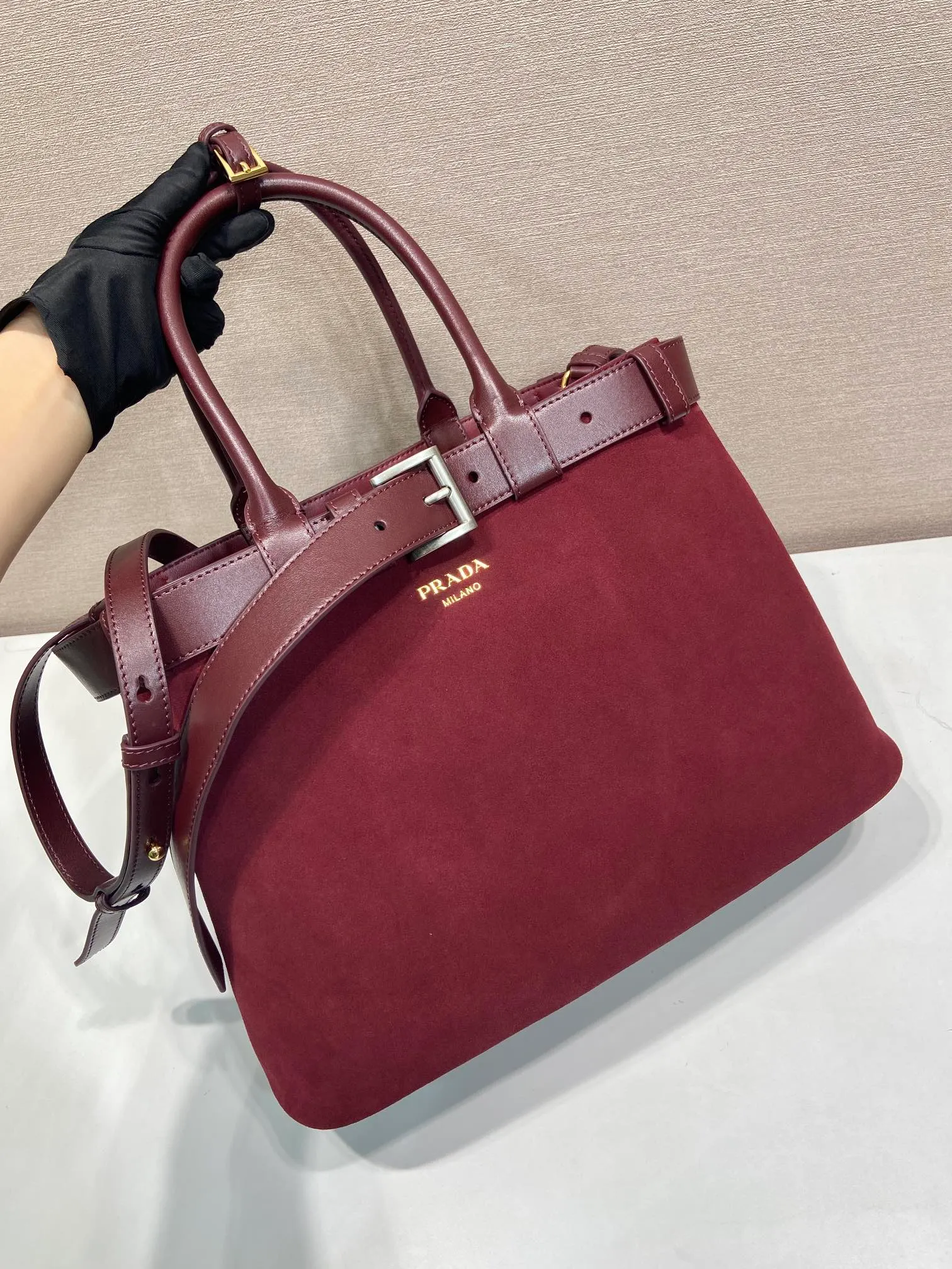 💰1900🎉New women's bag🎉1BA416 large suede leather🎉🎉 This handheld women's bag is made of imported suede (grinded leather) with imported sheepskin lining. Simple lines and exquisite elements are intertwined, interpreting the design aesthetics of both elegance and functionality. It not only embodies the modern and simple style, but also comes with replaceable straps and detachable and adjustable long shoulder straps, adding a unique personality embellishment to the entire look. Modern and versatile. Babies who like it, hurry up and get it🎉🎉🎉 Length 37.5x Height 27.5x Bottom 14cm🎉🎉🎉👏👏👏