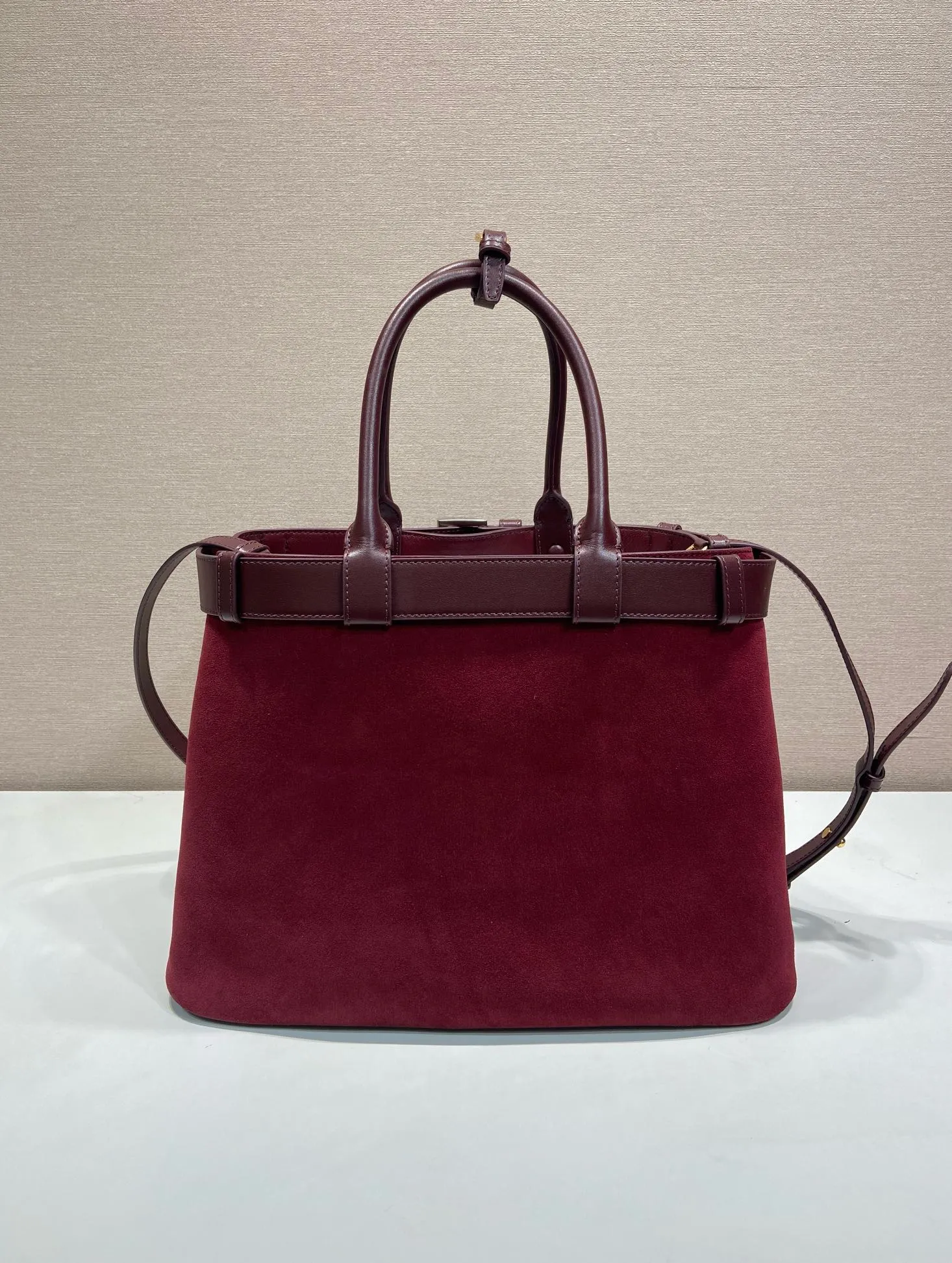 💰1900🎉New women's bag🎉1BA416 large suede leather🎉🎉 This handheld women's bag is made of imported suede (grinded leather) with imported sheepskin lining. Simple lines and exquisite elements are intertwined, interpreting the design aesthetics of both elegance and functionality. It not only embodies the modern and simple style, but also comes with replaceable straps and detachable and adjustable long shoulder straps, adding a unique personality embellishment to the entire look. Modern and versatile. Babies who like it, hurry up and get it🎉🎉🎉 Length 37.5x Height 27.5x Bottom 14cm🎉🎉🎉👏👏👏