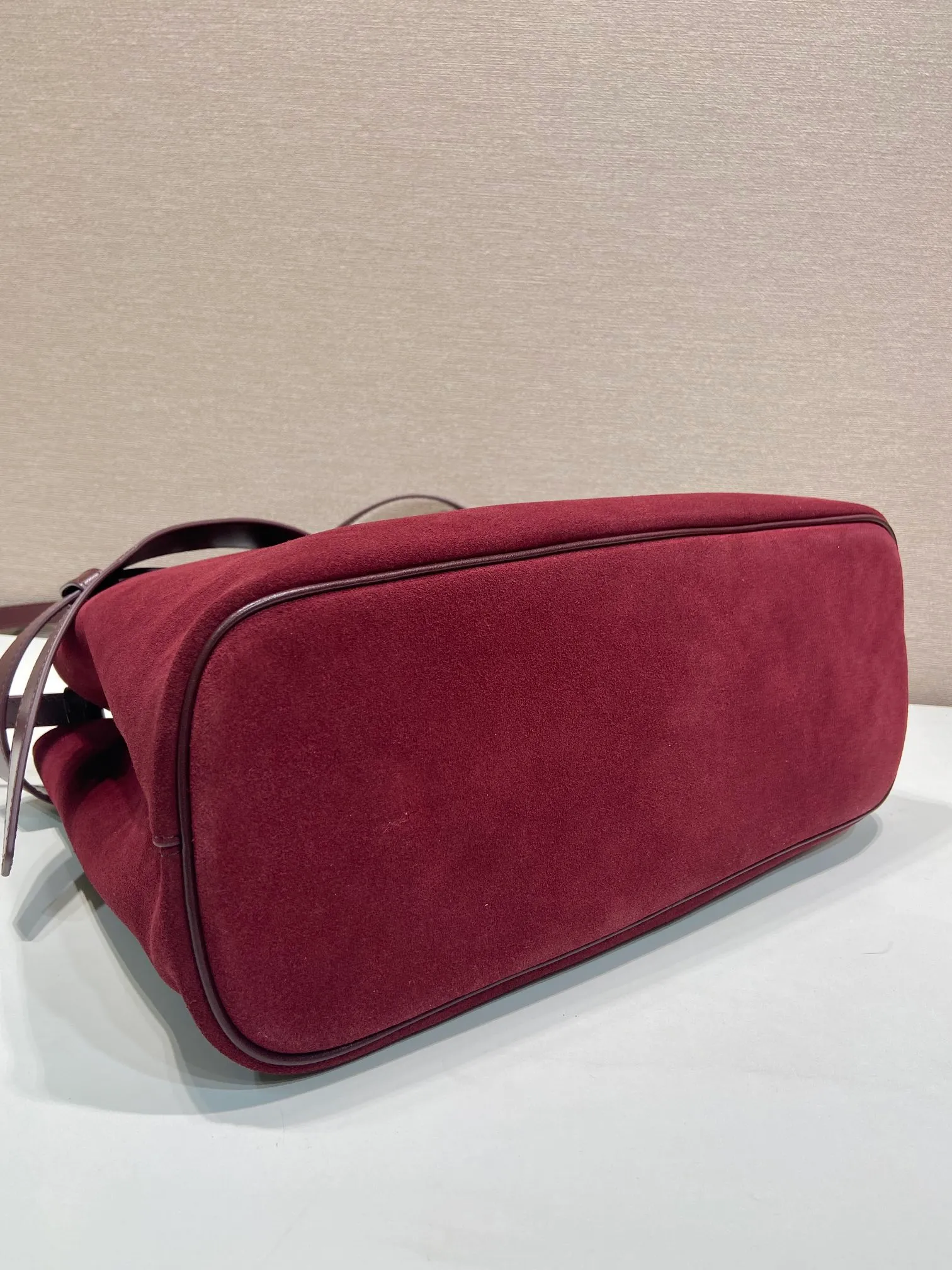 💰1900🎉New women's bag🎉1BA416 large suede leather🎉🎉 This handheld women's bag is made of imported suede (grinded leather) with imported sheepskin lining. Simple lines and exquisite elements are intertwined, interpreting the design aesthetics of both elegance and functionality. It not only embodies the modern and simple style, but also comes with replaceable straps and detachable and adjustable long shoulder straps, adding a unique personality embellishment to the entire look. Modern and versatile. Babies who like it, hurry up and get it🎉🎉🎉 Length 37.5x Height 27.5x Bottom 14cm🎉🎉🎉👏👏👏