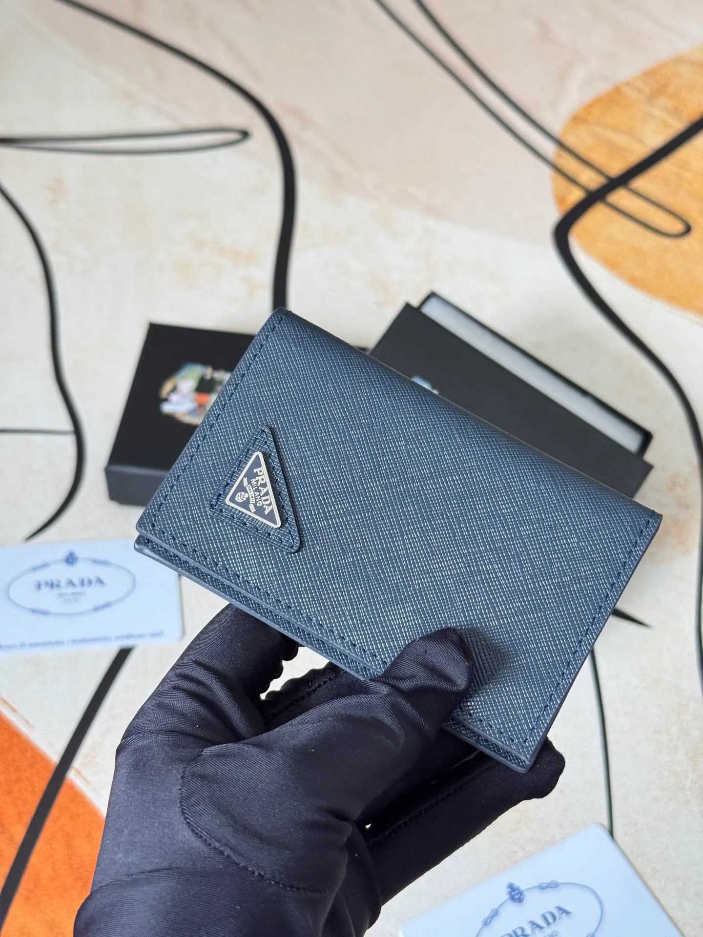 💰120💰prada cross pattern unisex card holder, can be placed in pockets, bags, and can be held in hand, made of cross pattern imported calfskin, pocket card holder, can hold change, 6 card slots, simple and elegant fashion trend. Model 2MC101, color as shown in the picture, size 11×7cm,